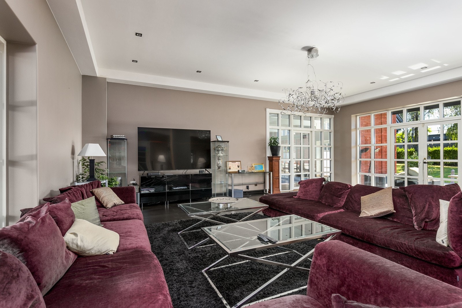 Oppvarming via vannbåren gulvvarme i hhv. kjeller etg. og 1. etg, samt sørger balansert ventilasjon for god luftsirkulasjon. Galleribilde