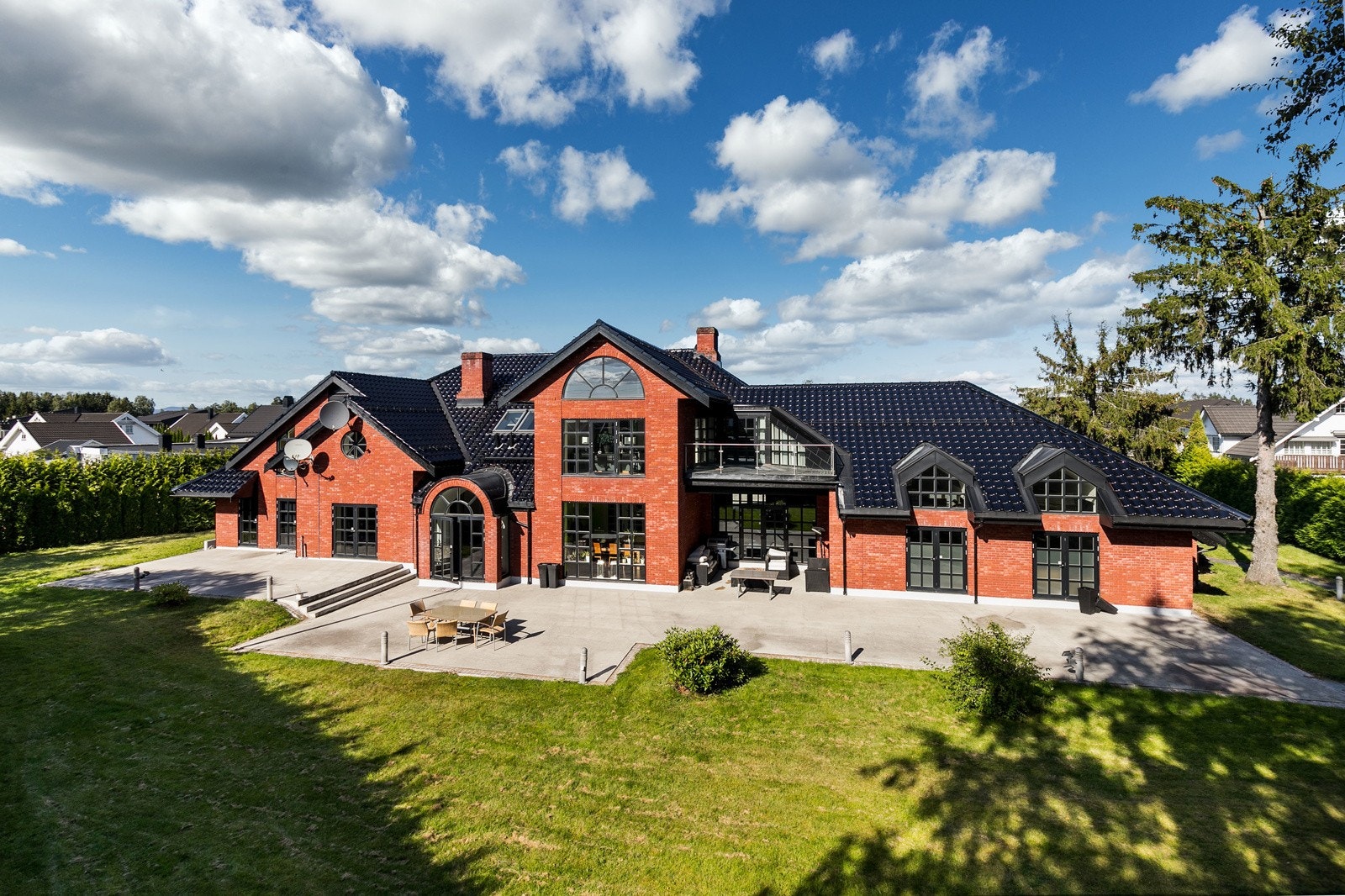 Innbydende og pent uteområde. Her har man en terrasse på hele 228 kvm, med rikelig av plass til utemøbler og grill etter ønske. Galleribilde