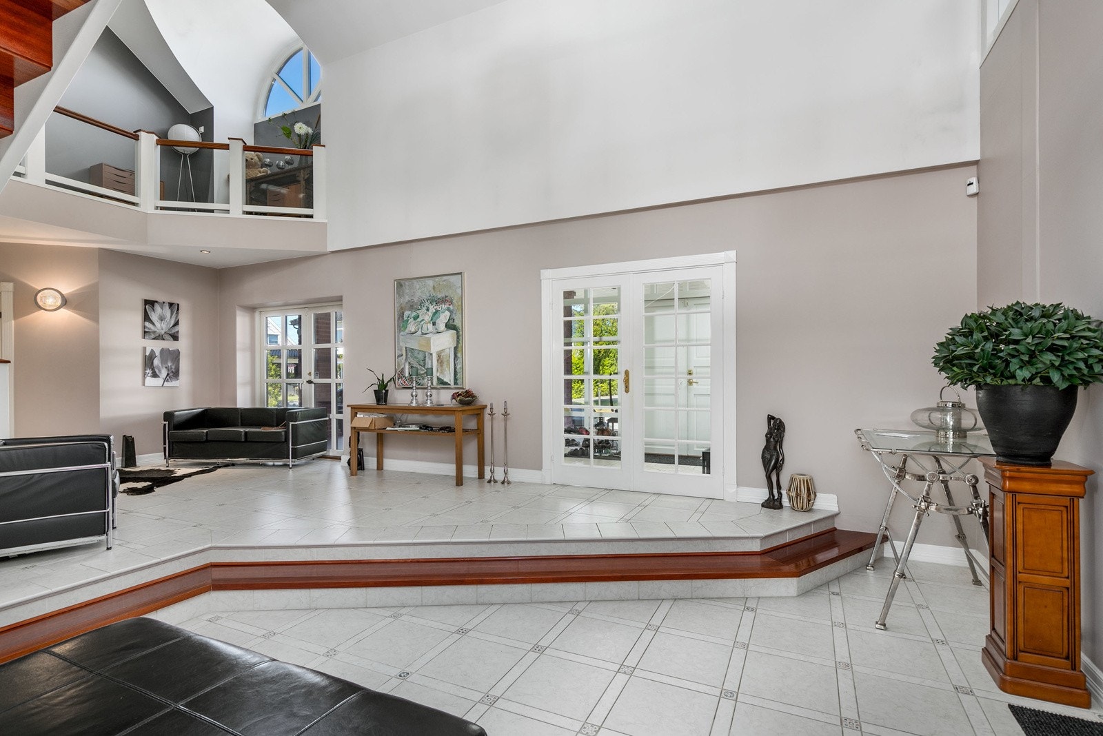 Innbydende entrè som gir et godt førsteinntrykk av boligen. Rommet har fliser på gulv og malte slette overflater. Galleribilde