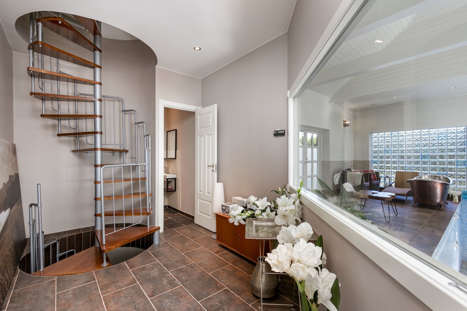 Vindeltrapp fra bassengområdet Galleribilde