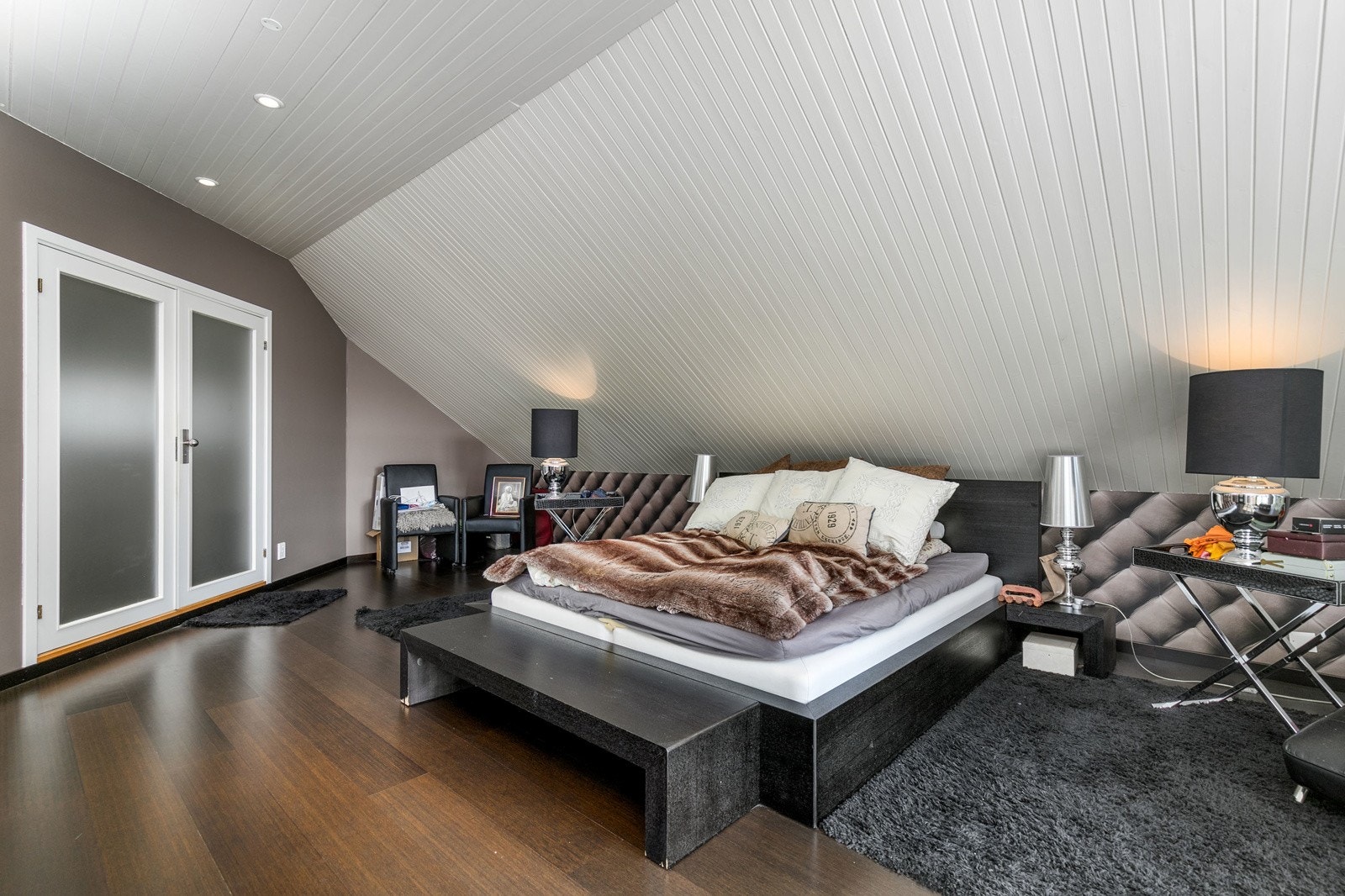 Hovedsoverommet i loftsetasjen er av god størrelse med fin plass til dobbeltseng. Galleribilde