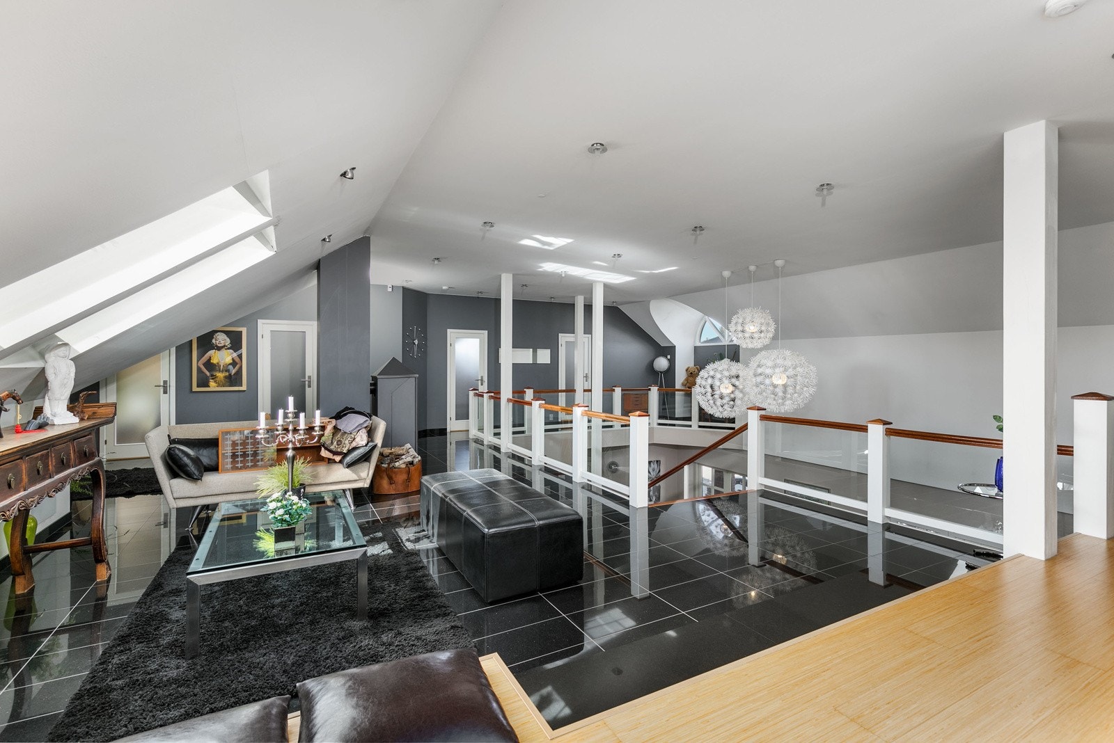 De store takvinduene sørger for rikelig med lysinnslipp, kombinert med en god takhøyde. Galleribilde