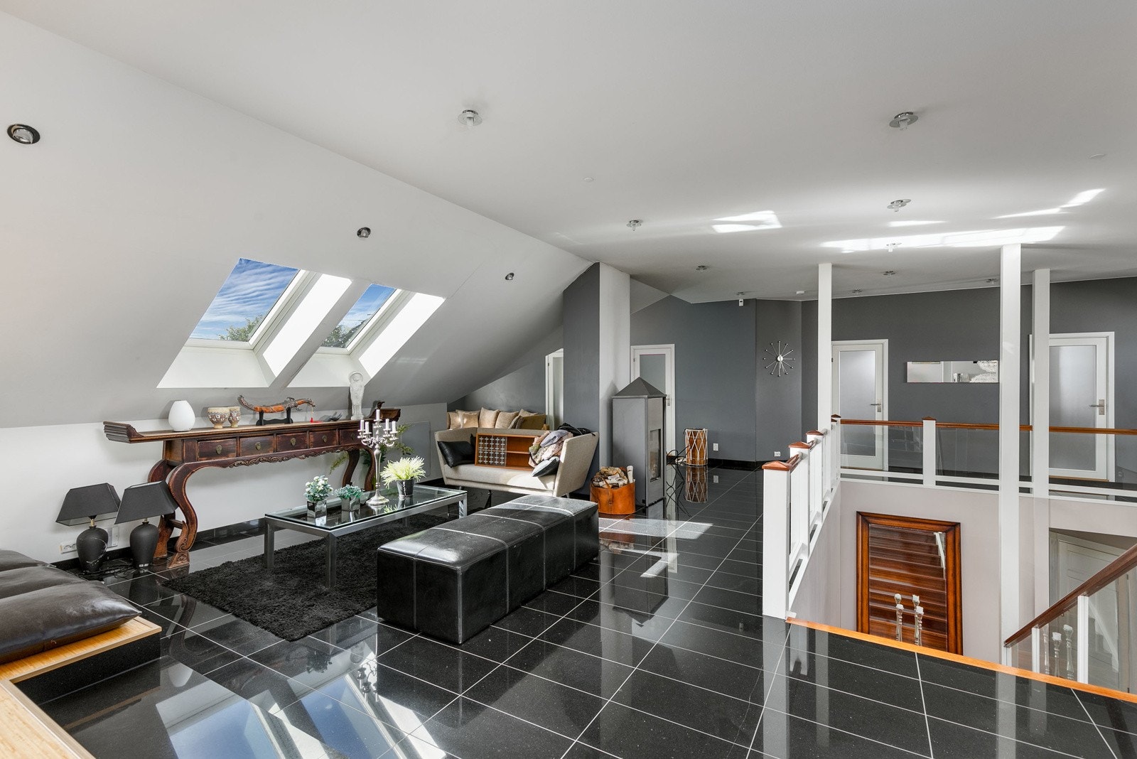 De store takvinduene sørger for rikelig med lysinnslipp, kombinert med en god takhøyde. Galleribilde