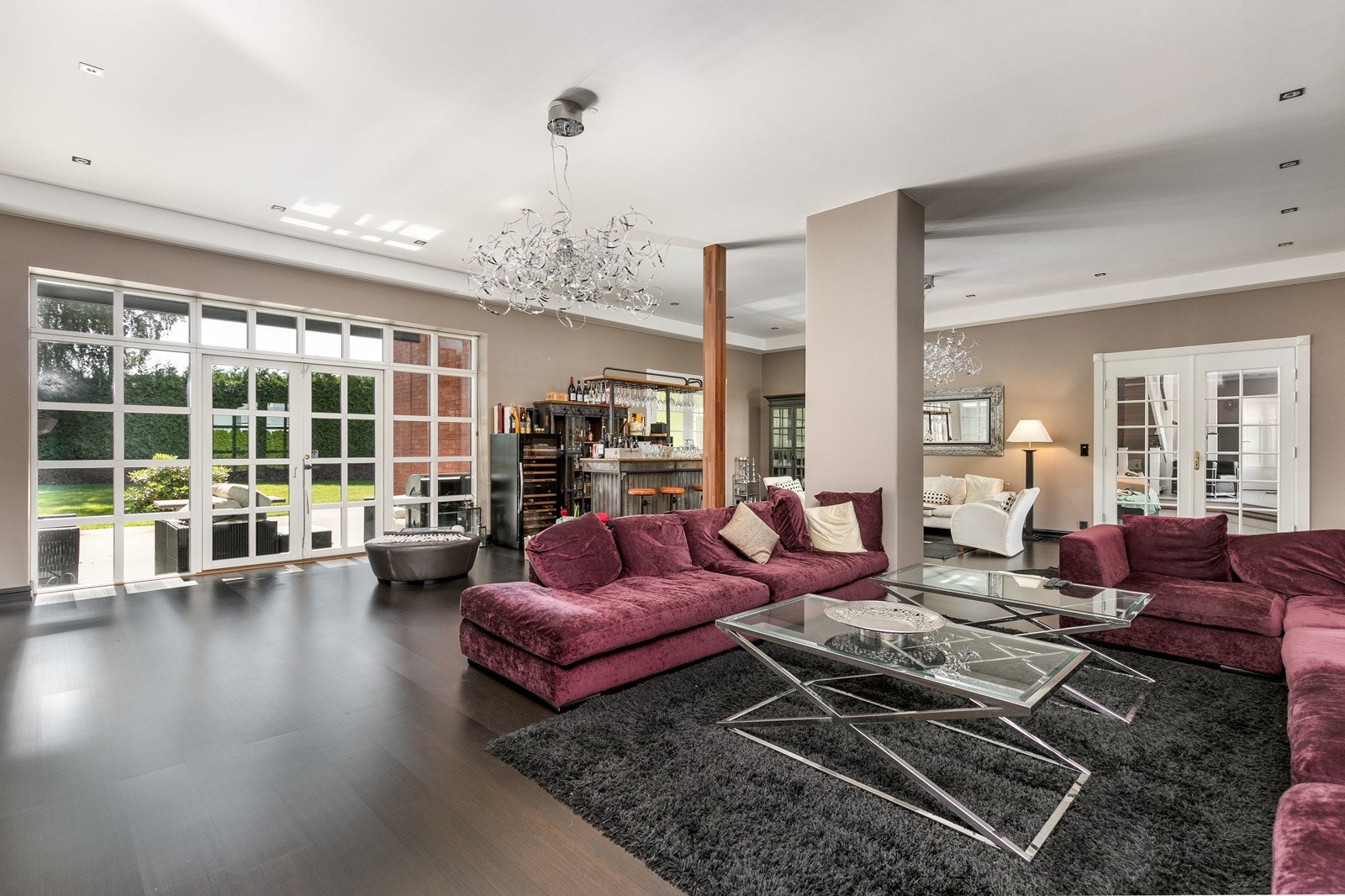 Doble fløydører med inngang til svømmebasseng området, samt utgang til den innbydende uteplassen. Galleribilde