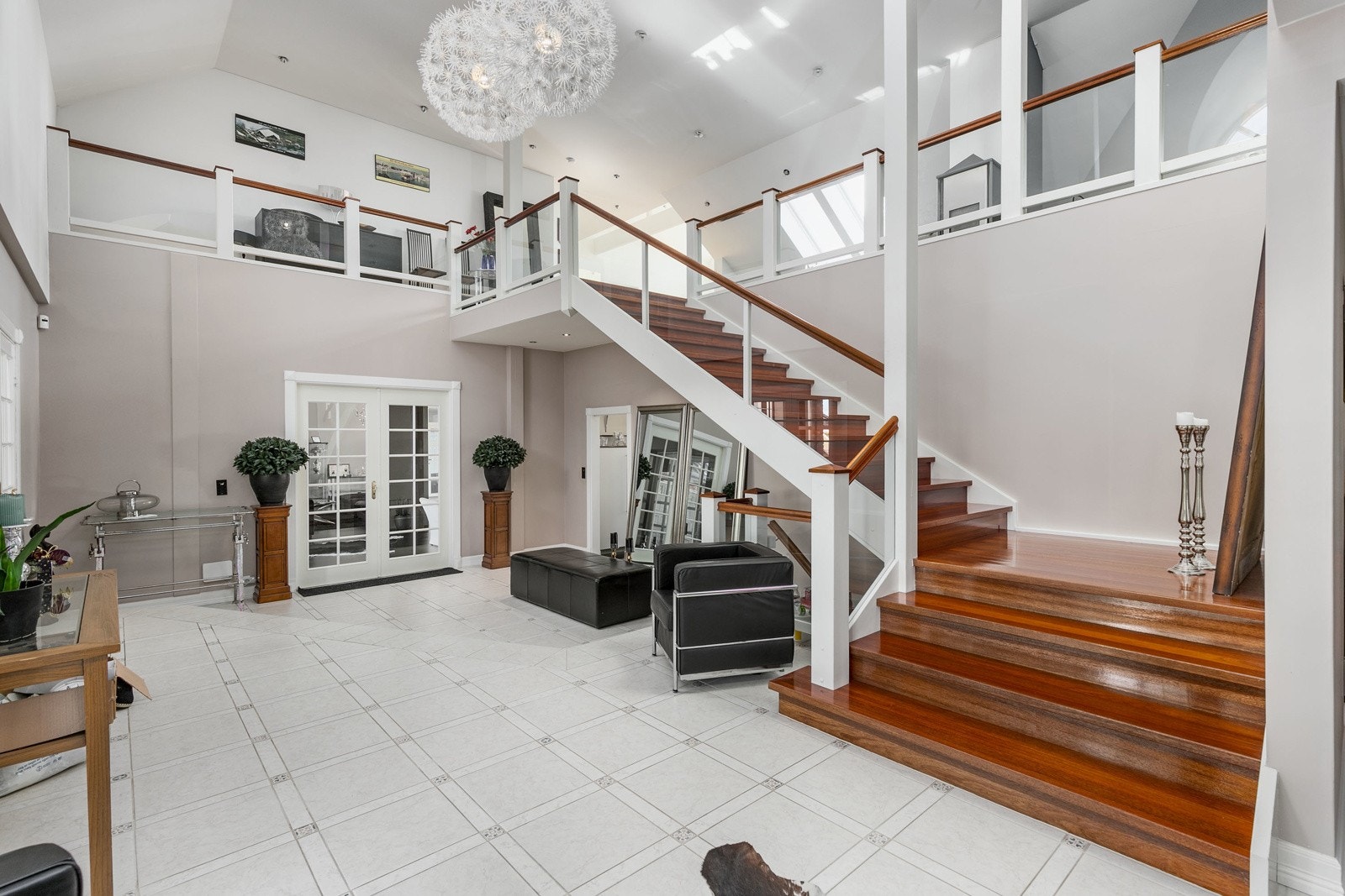 En elegant trapp med trinn i Merbau tar deg enkelt opp til loftsetasjen. Galleribilde