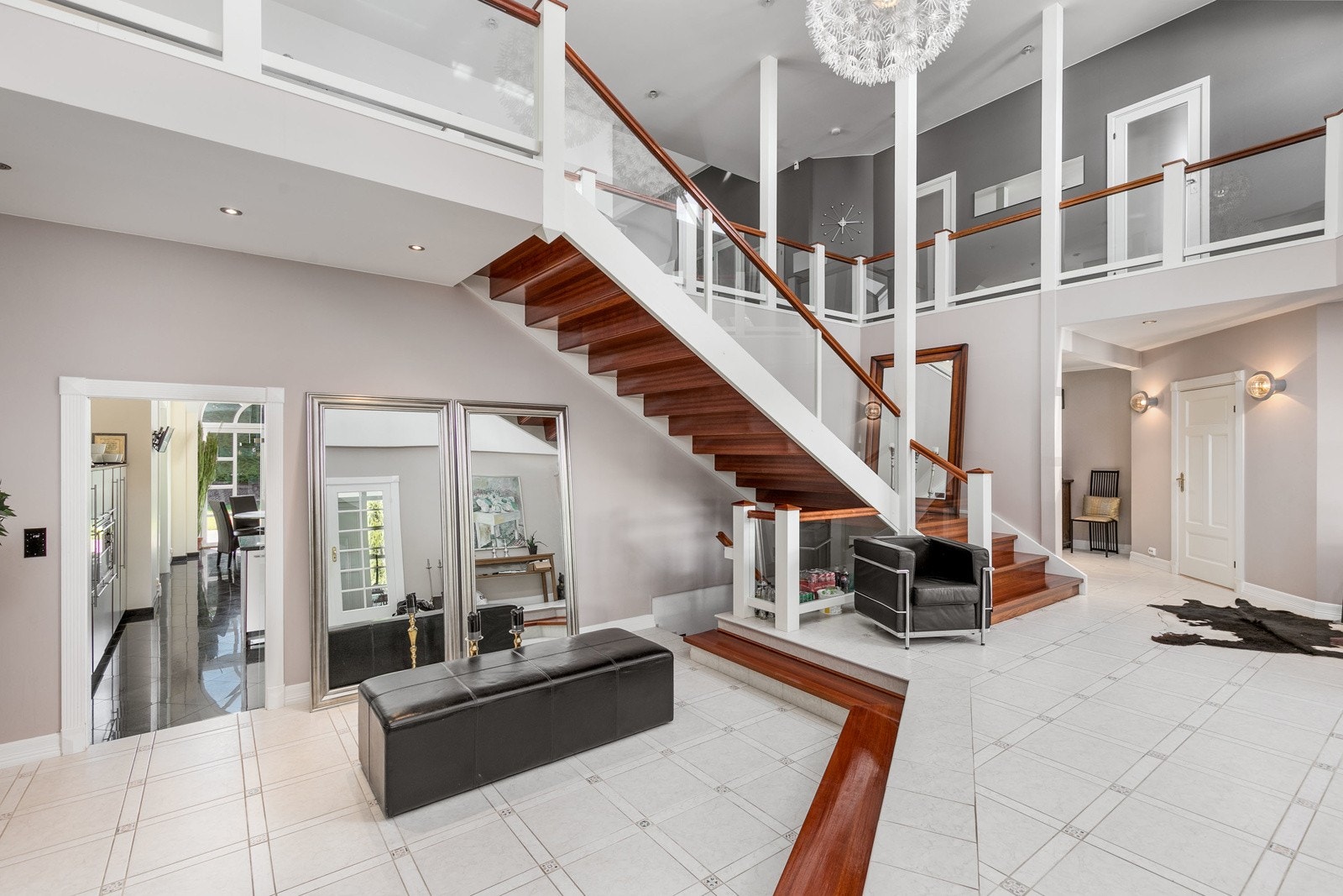 Her blir man møtt av en fantastisk takhøyde og rask tilgang til de øvrige oppholdsrom i boligen. Galleribilde