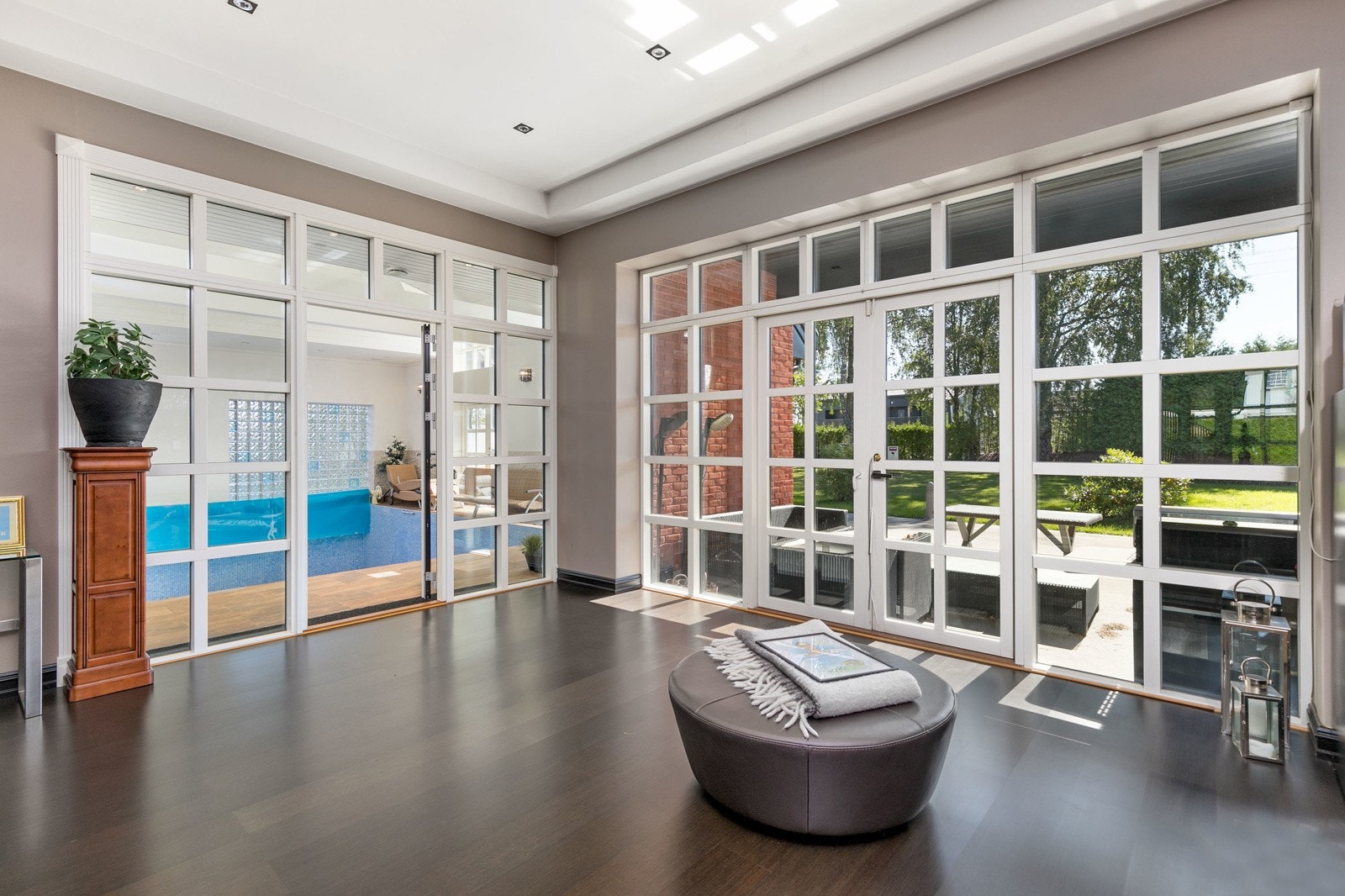 Doble fløydører med inngang til svømmebasseng området, samt utgang til den innbydende uteplassen. Galleribilde