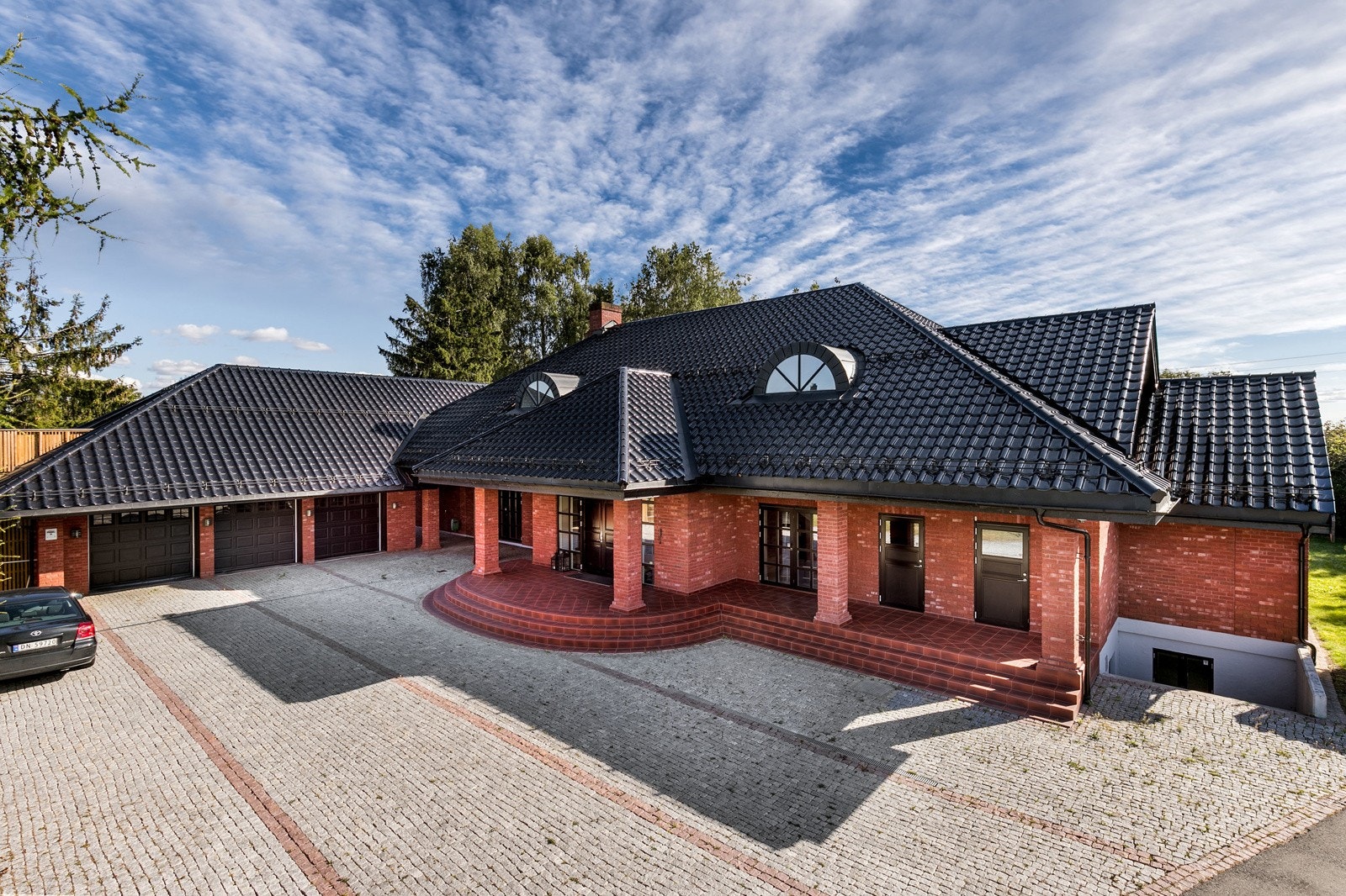 Representativ og flott gårdsplass med naturstein Galleribilde