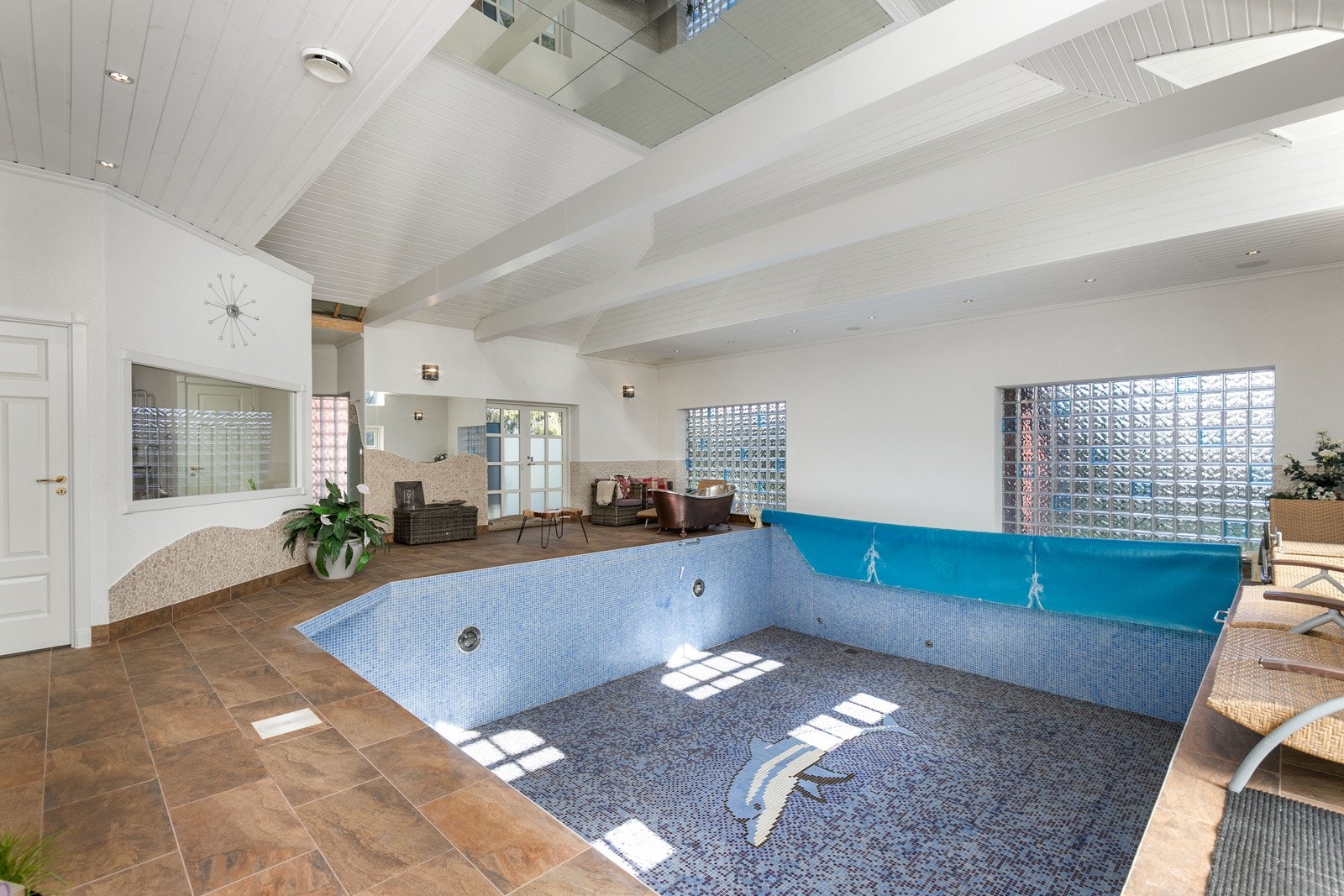 Stort innendørs svømmebasseng. God plass til å sette ut møbler. Separat dusj og toalett. Galleribilde