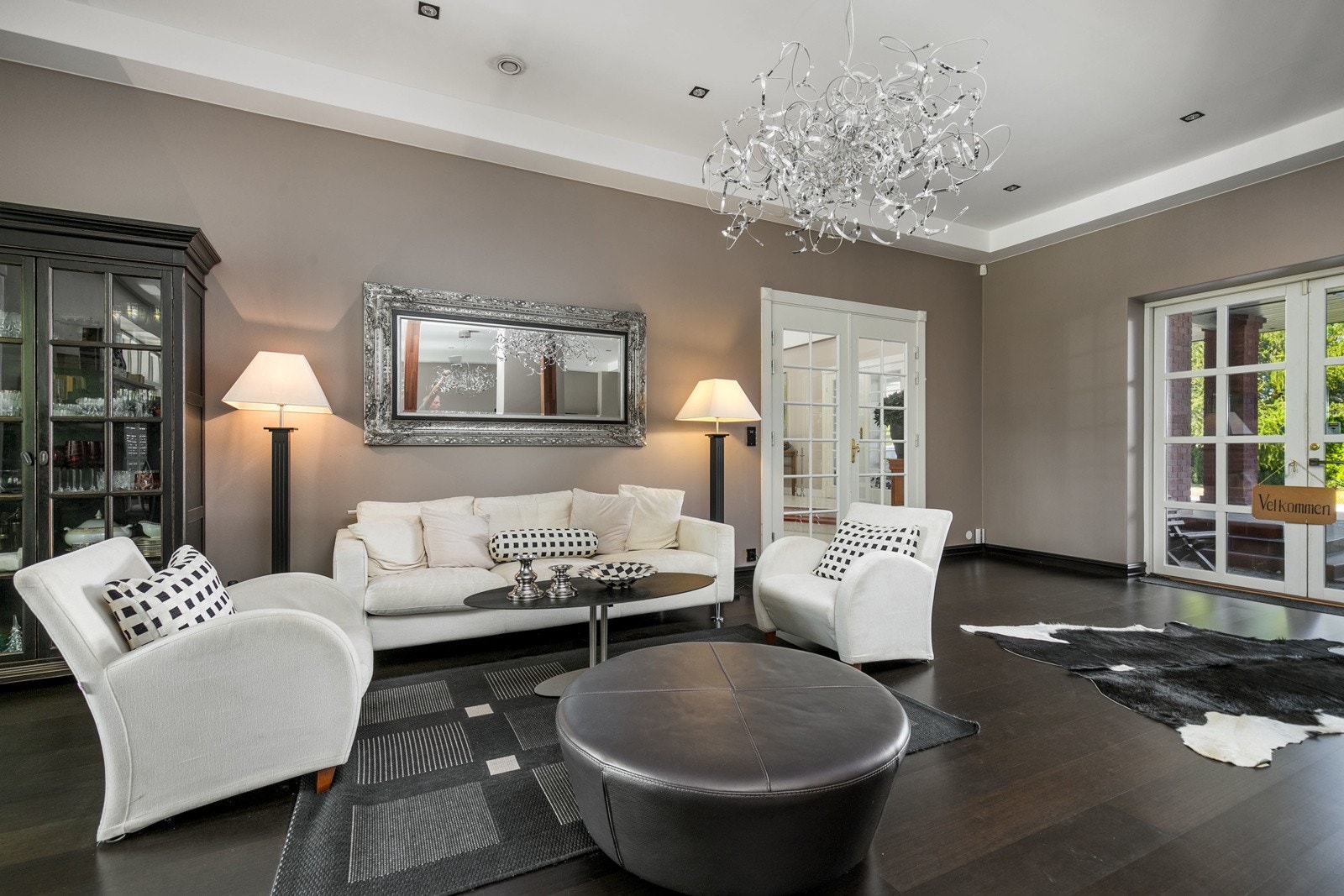 Rommet fremstår som innbydende med flott klassisk gulv i mørk parkett. Galleribilde