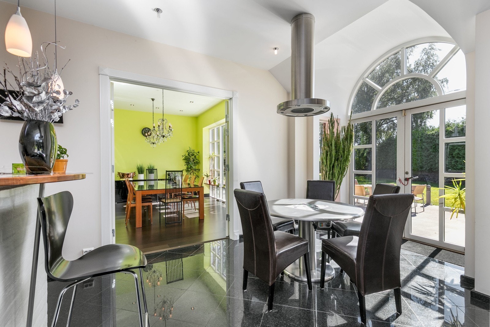 Wok-spisebord i spisestuen, med egen ovenhengt ventilator. Galleribilde