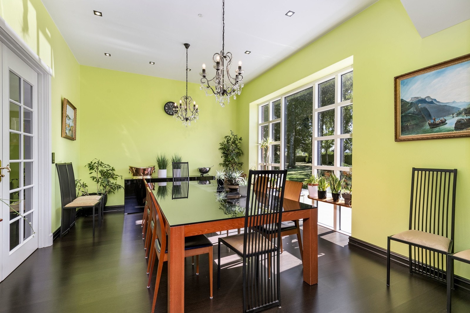 Stor spisestue med god plass til et større spisebord Galleribilde