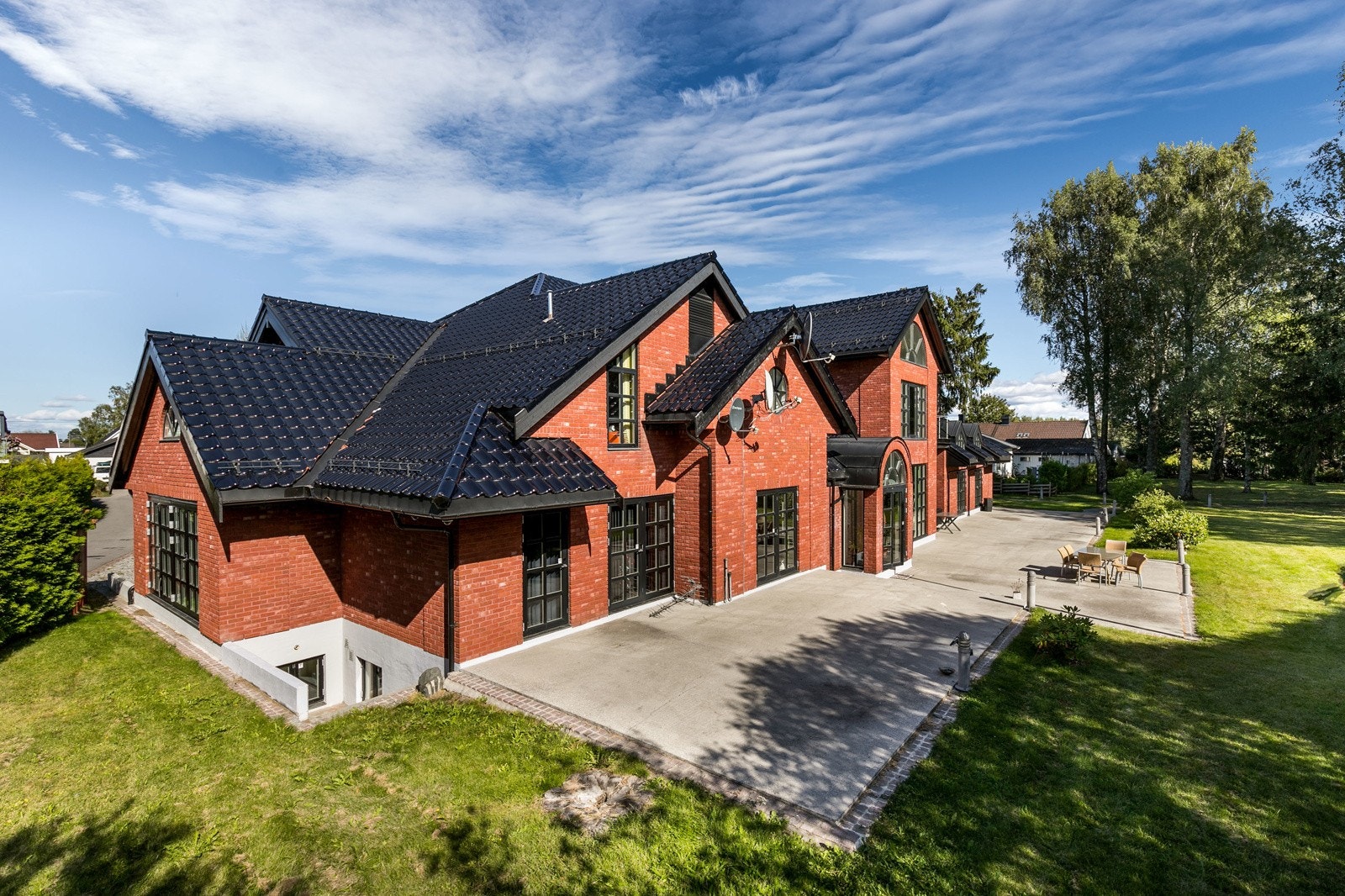 Innbydende og pent uteområde. Her har man en terrasse på hele 228 kvm, med rikelig av plass til utemøbler og grill etter ønske. Galleribilde