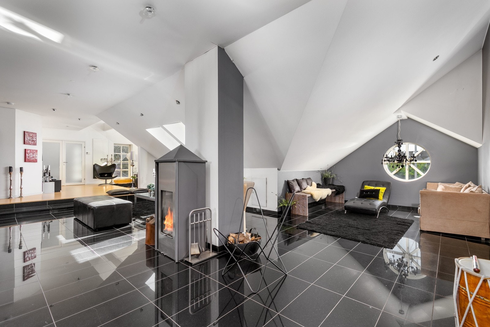 Flott stue i loftsetasjen, som sørger for en god soneinndeling - perfekt for familier. En peisovn sørger for fin varme. Galleribilde