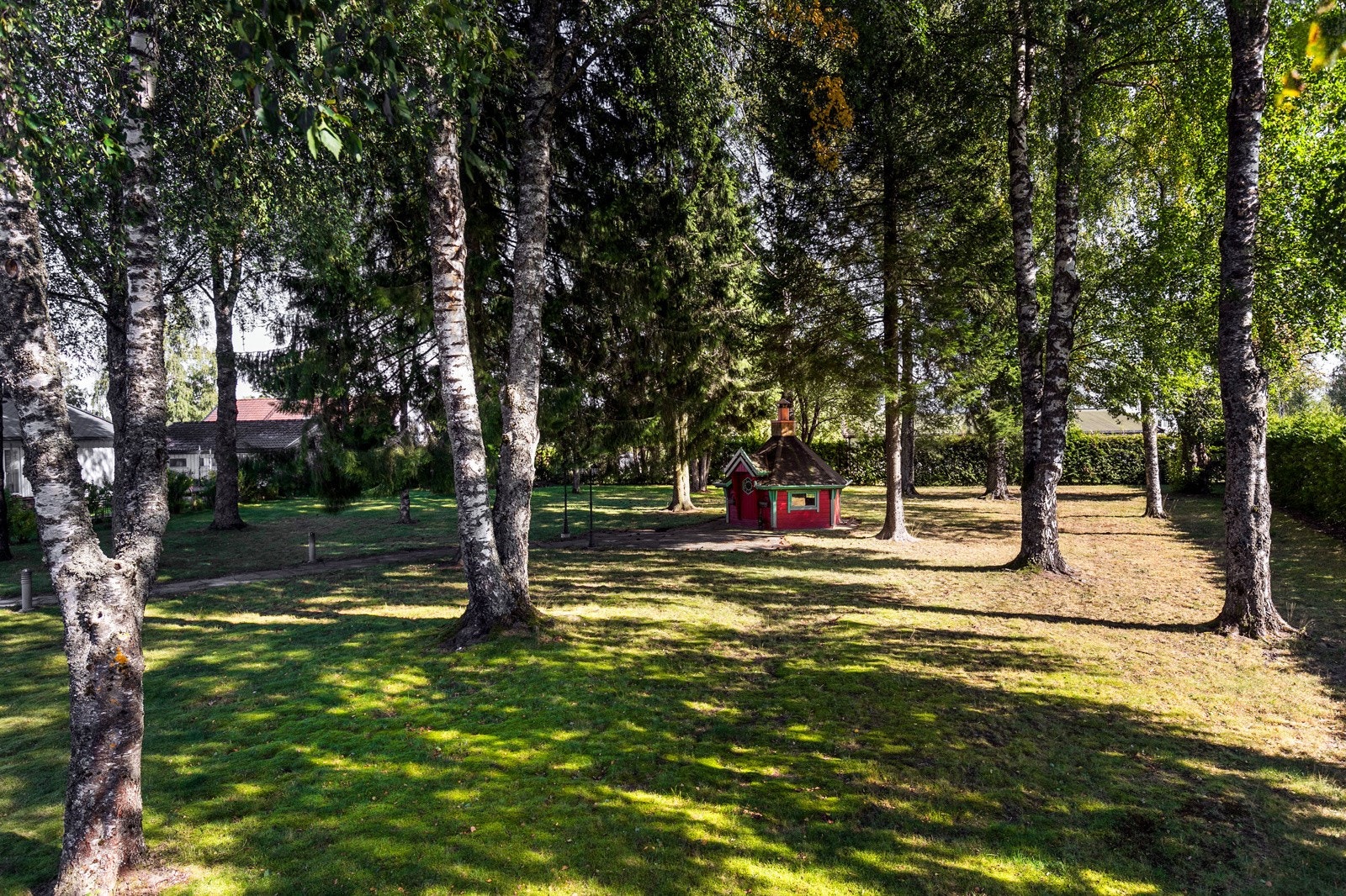 Stor tomt på 3,9 mål, med flere soner. Eiendommen er delvis omrammet av fin hekk, trær, busker og beplantninger, velholdt plenareal samt noe naturlig vegetasjon. Galleribilde