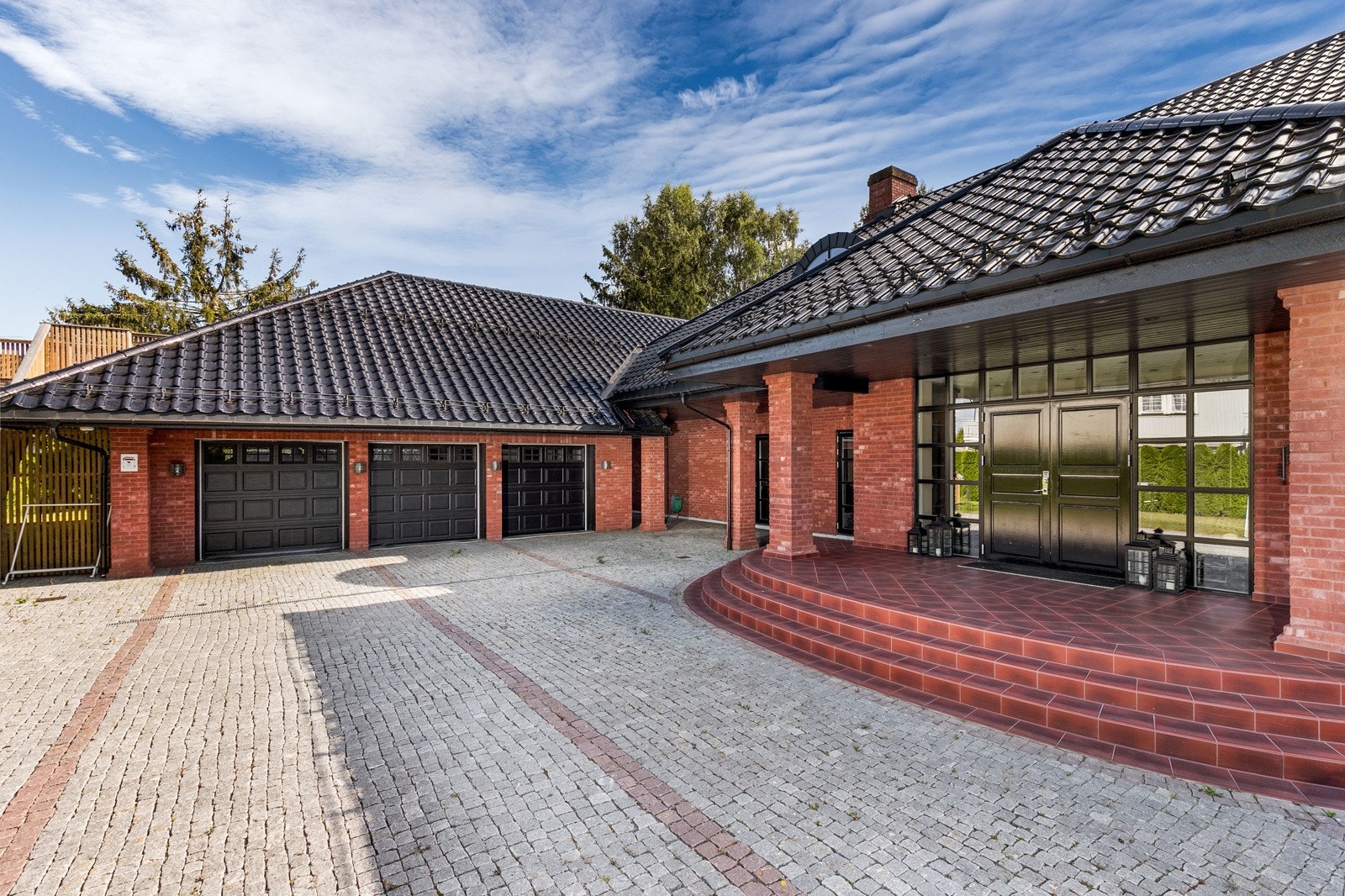 Boligen har trippelgarasje, med El-bil ladere i hver garasje. En garasjeplass er forbeholdt leietaker sin bil. Galleribilde