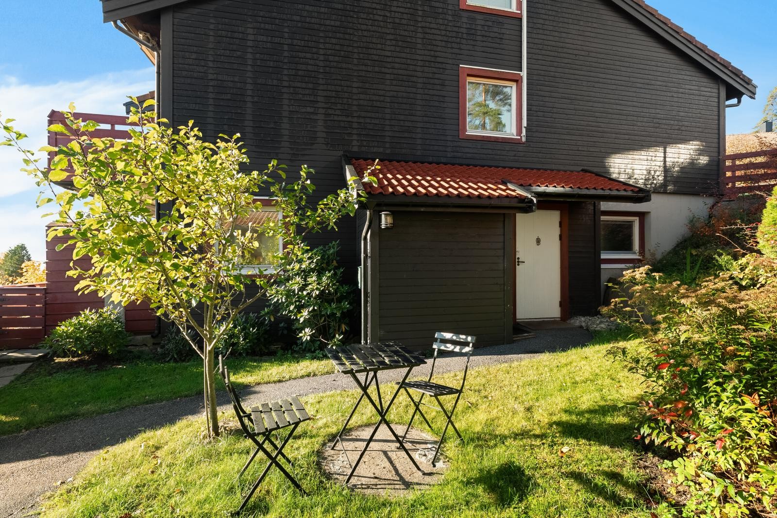 Leilighet i 1. etasje med egen inngang - praktiske bod ved inngang og bod på terrassen. Galleribilde