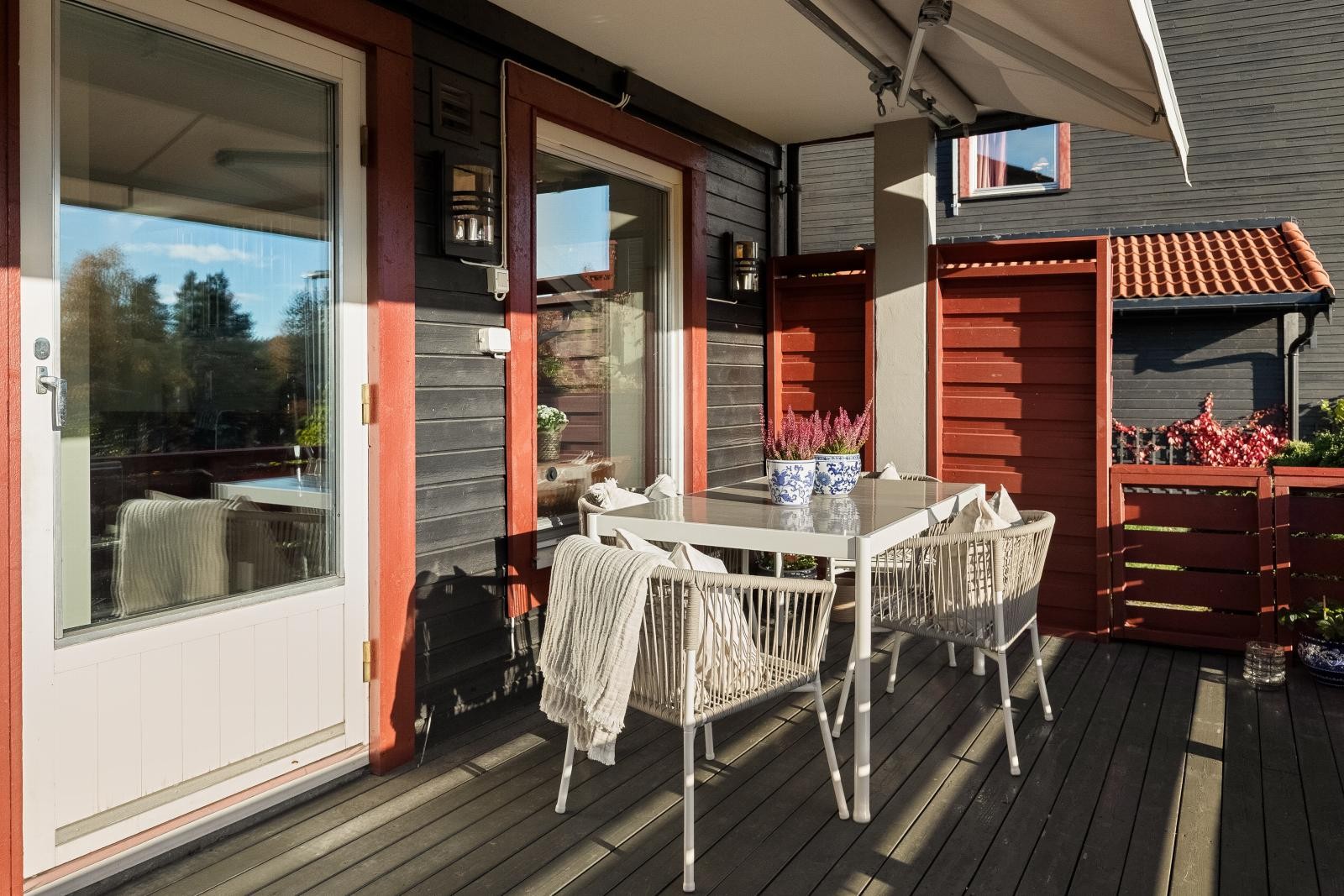 Lun og hyggelig spiseplass i solen. Galleribilde