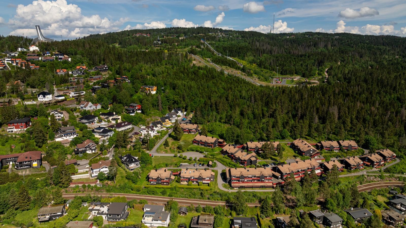 Beliggenheten er helt ypperlig, rett ved marka, slik at man kan nyte naturen og være aktiv, samtidig som det er enkelt å komme seg til byen med T-banen rett nedenfor. Galleribilde