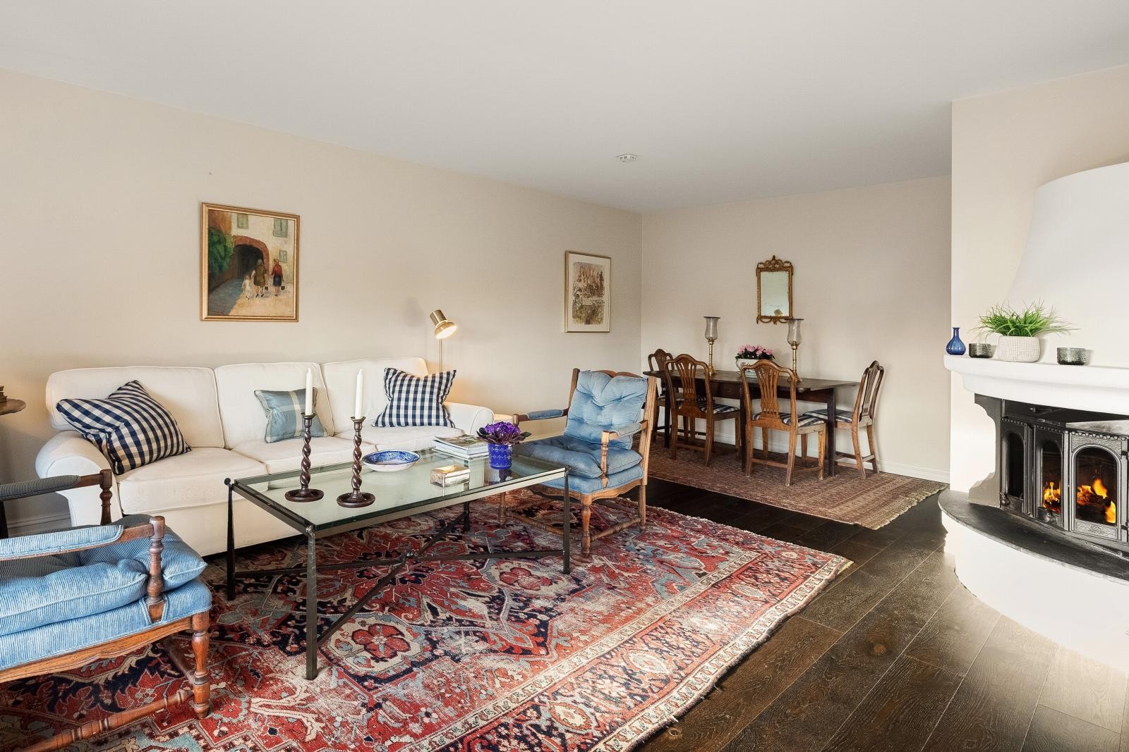 Stuen har plass til både sofagruppe og spisestue. Galleribilde