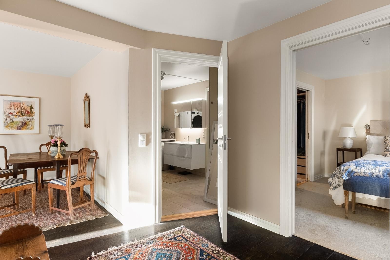 Lys og romslig hall - enkel tilgang til stue, bad og soverom. Galleribilde