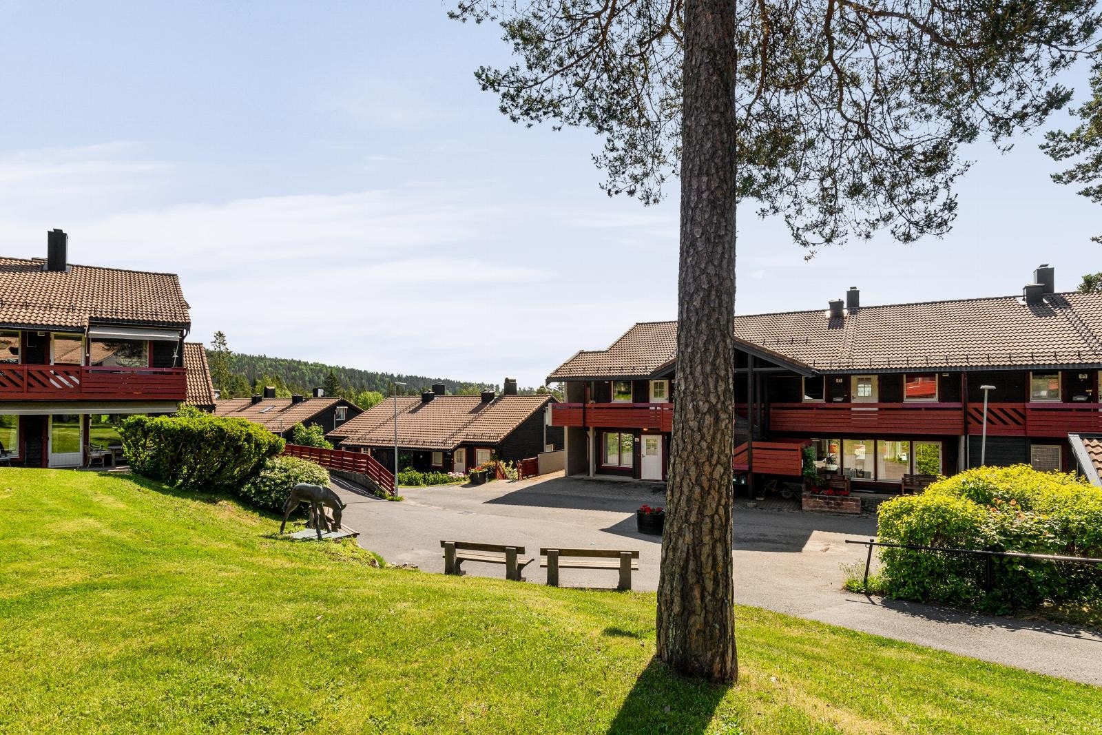 Grendehuset er et aktivt samlingspunkt med sommer- og julefester, dugnadslunsjer, vaffeldager, bridgeklubb, pilates og hobbygruppe med egne utstillinger. Galleribilde