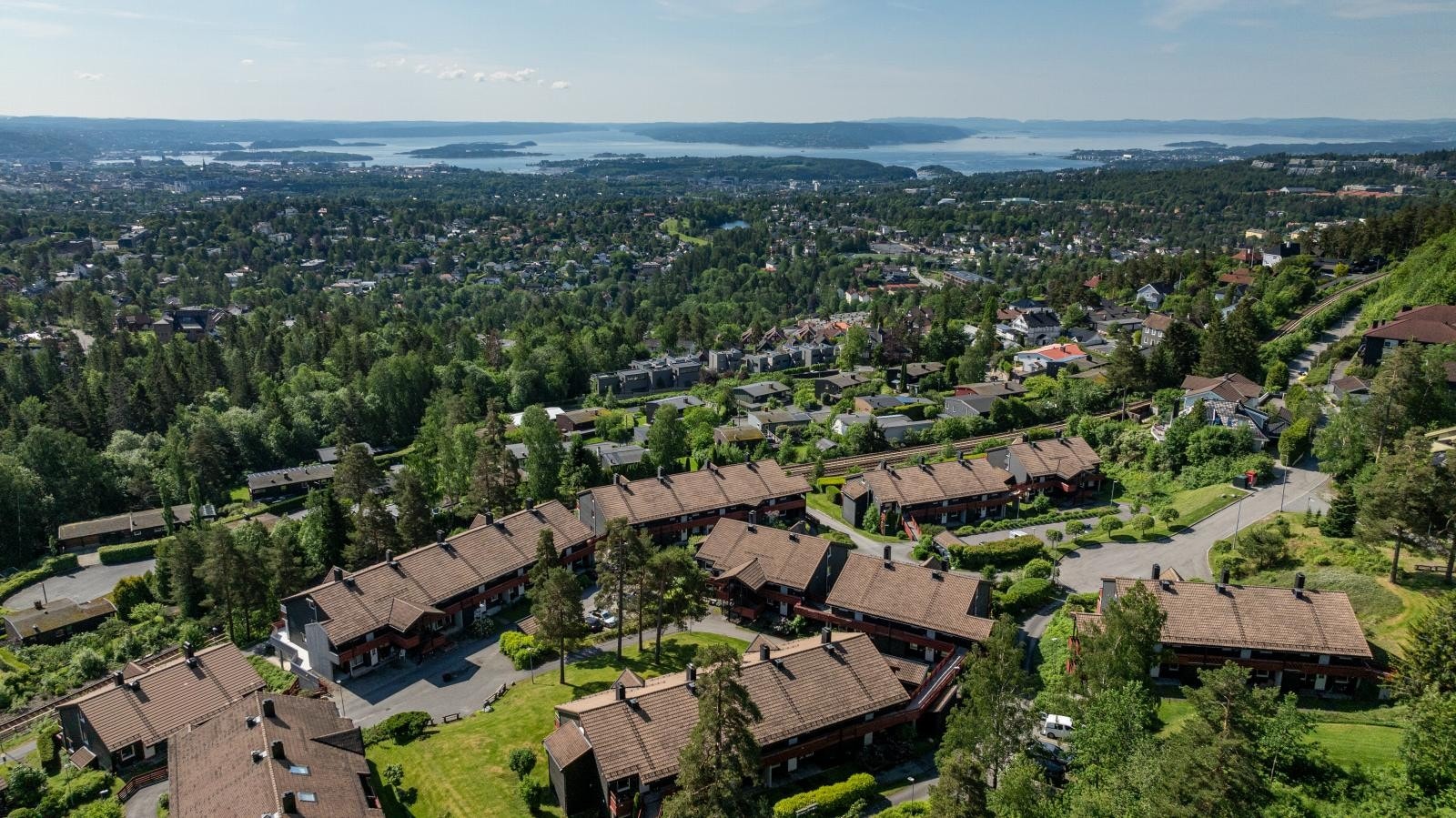 Meget attraktiv beliggenhet i et veletablert og populært område ved Besserud i Holmenkollåsen med innkjøring via Doktor Holms vei. Galleribilde