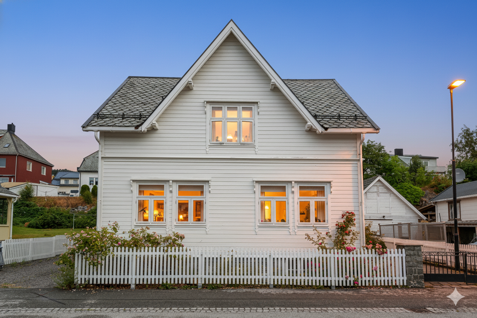 Byvilla fra 1907 med tilbygg fra 2001 med klassisk preg beliggende i ei rolig og tilbaketrukket gate i sentrum av Molde Galleribilde