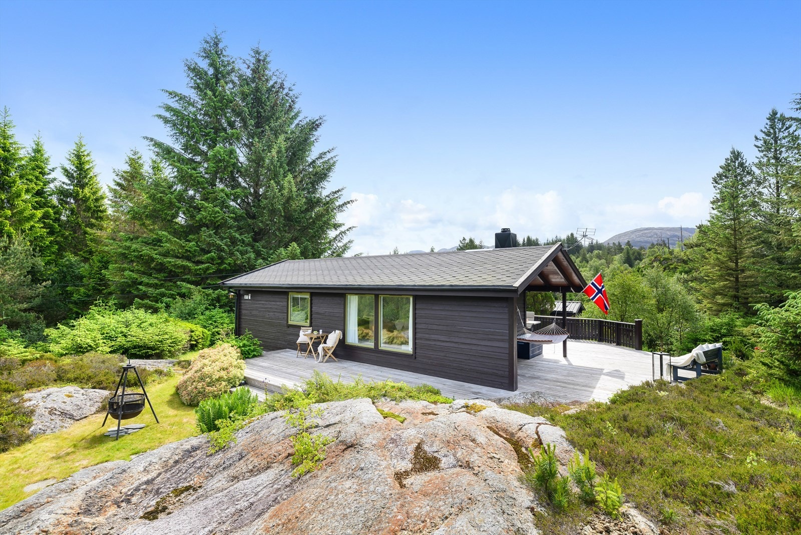 Dett er en flott eiertomt med gode solforhold og skjermet beliggenhet. Galleribilde