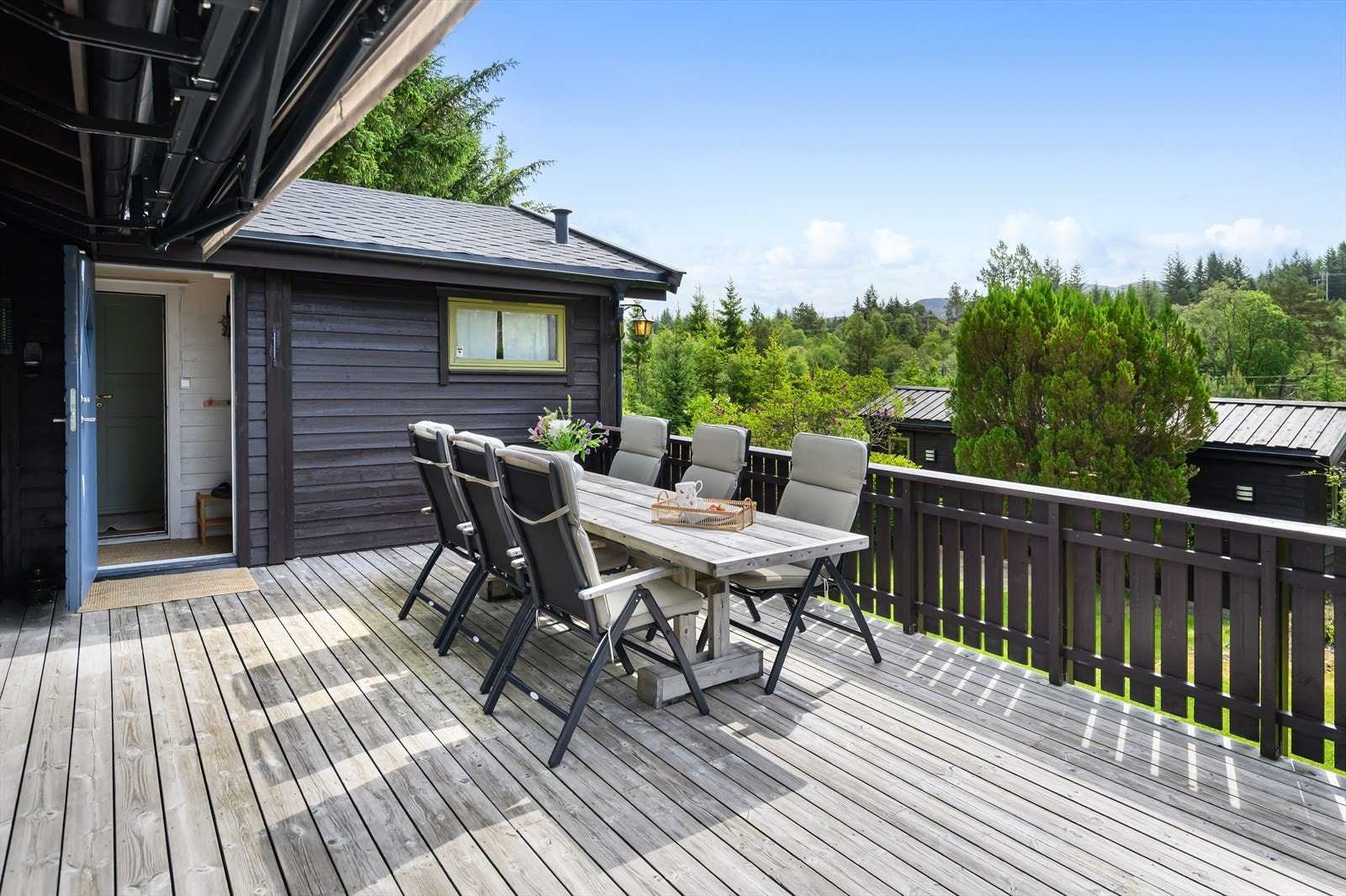 Stor terrasse som måler 70 kvm. Galleribilde