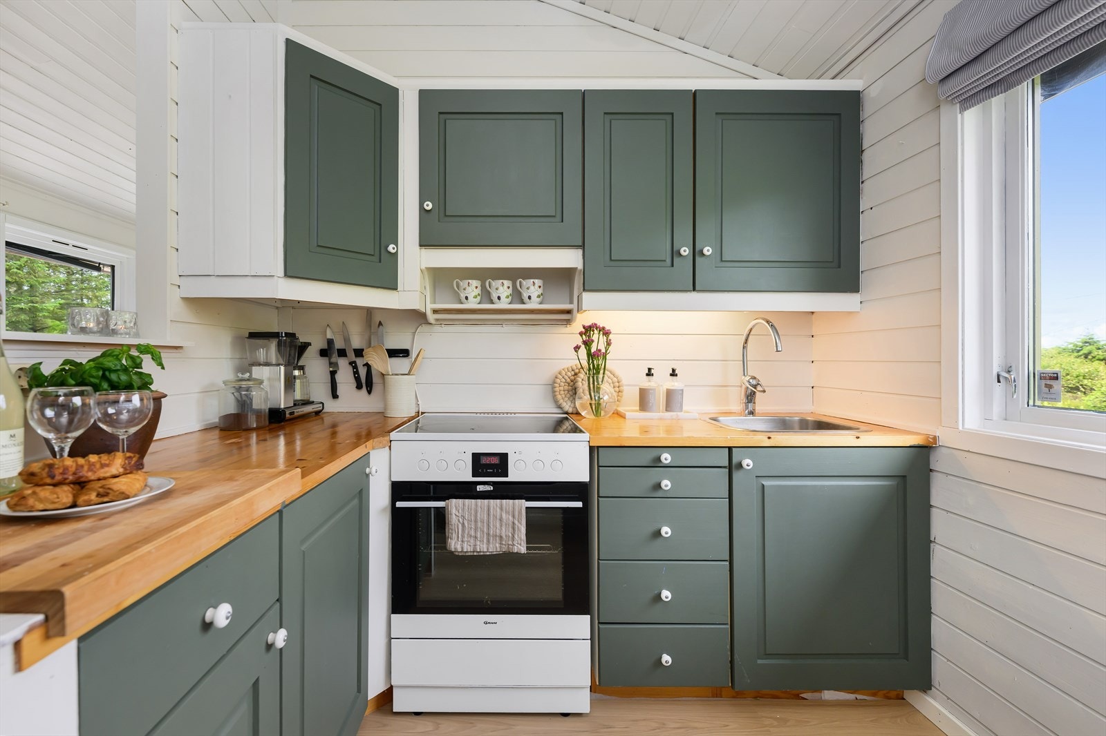 Kjøkken med slette fronter og benkeplate i tre. Galleribilde