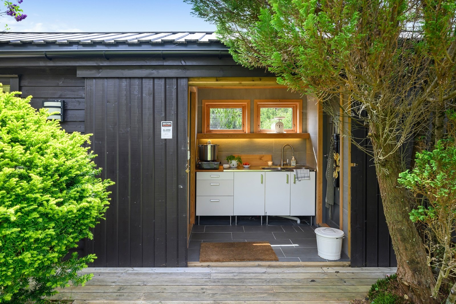 Anneks med to boder og utekjøkken. Galleribilde