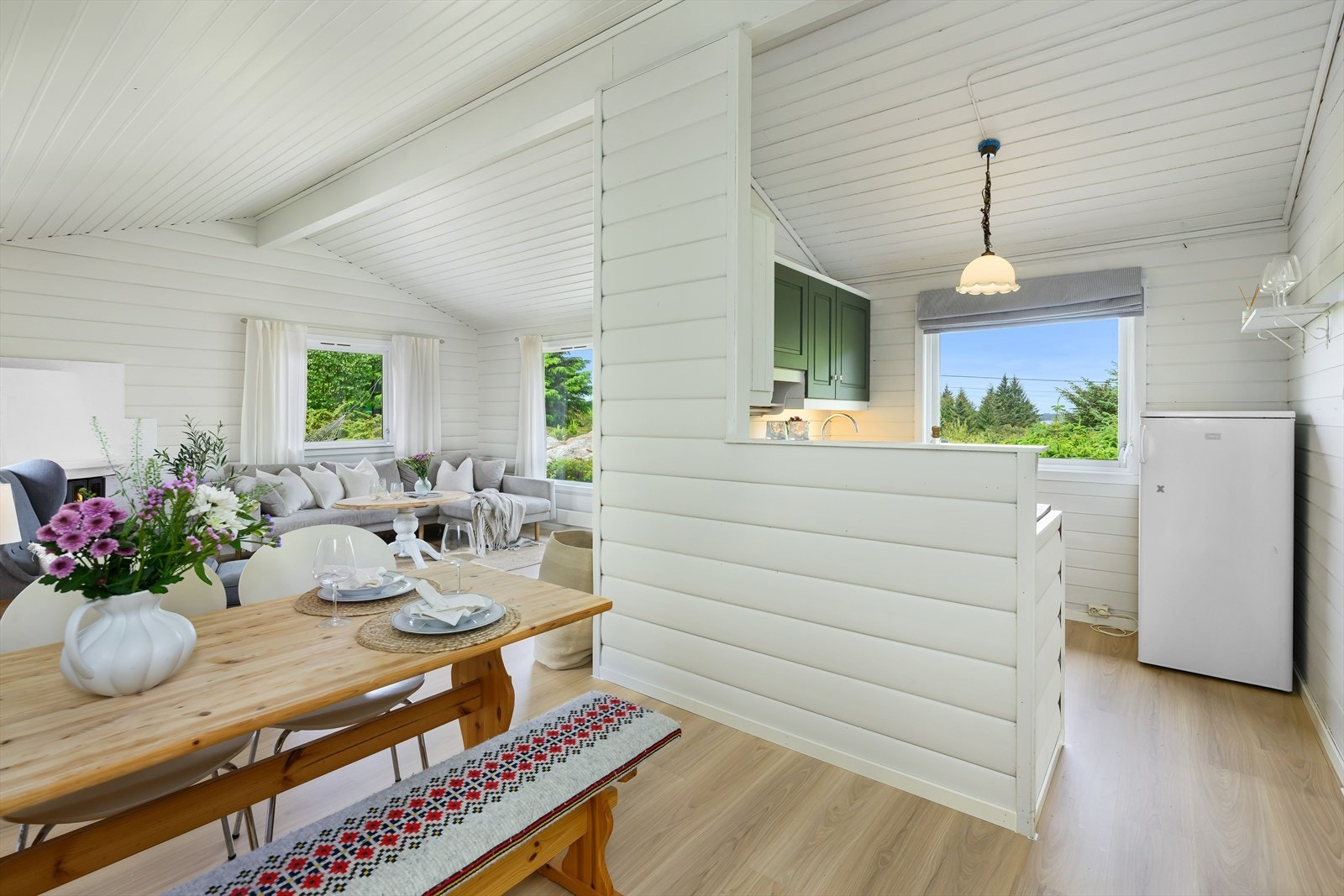 Mellom stue og kjøkken er det plass til å møblere med sittegruppe. Galleribilde