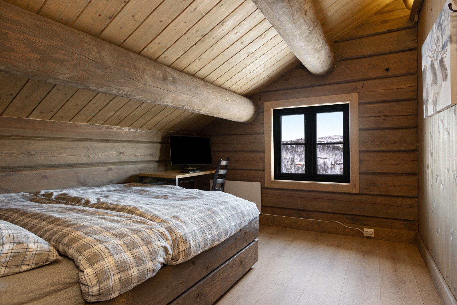 I 2. etasjen er det tre soverom som alle er innredet med plassbygget dobbeltseng Galleribilde