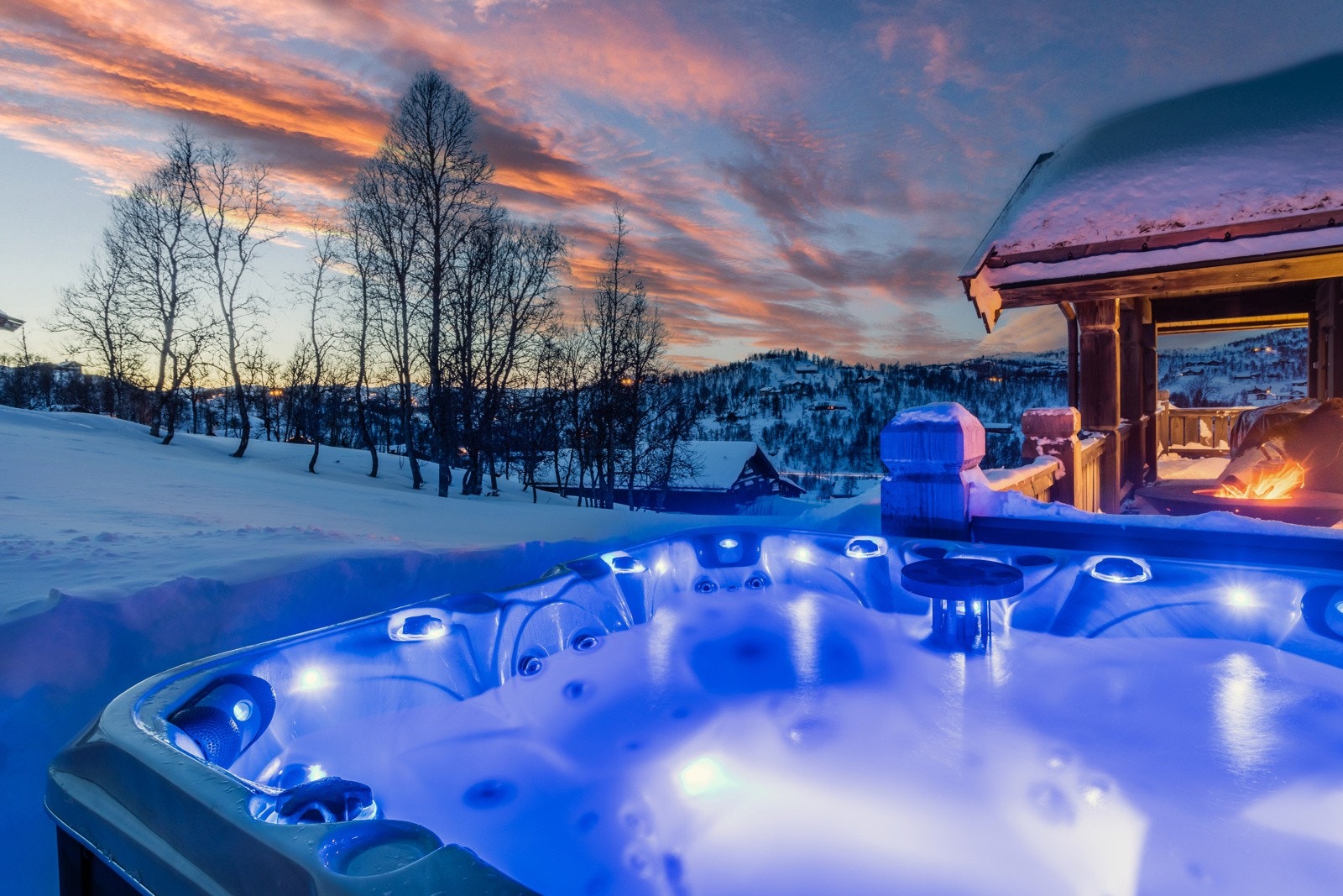 Eiendommen har spahus og Jacuzzi. Spahuset består av en badstue, walk-in dusj, omkledningsrom og et toalettrom Galleribilde