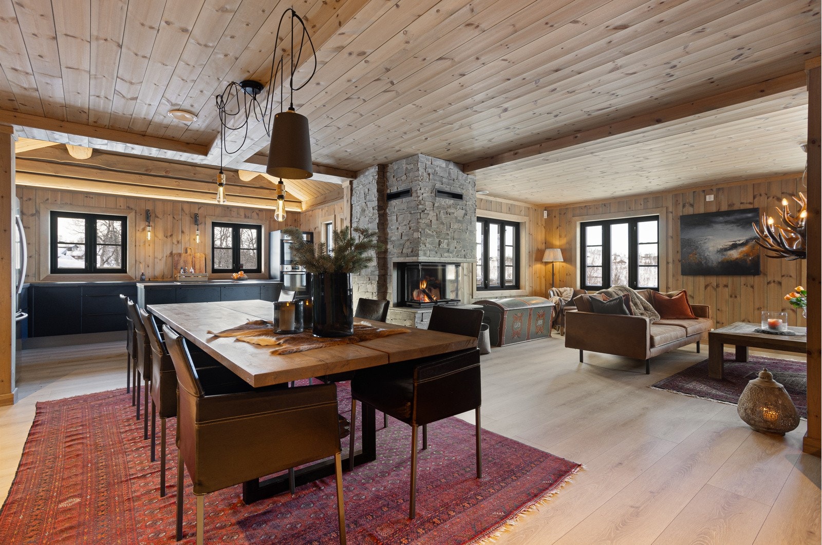 Spisestuen er et naturlig samlingspunkt for familien og avdelingen ligger hyggelig plassert ved kjøkkenet Galleribilde