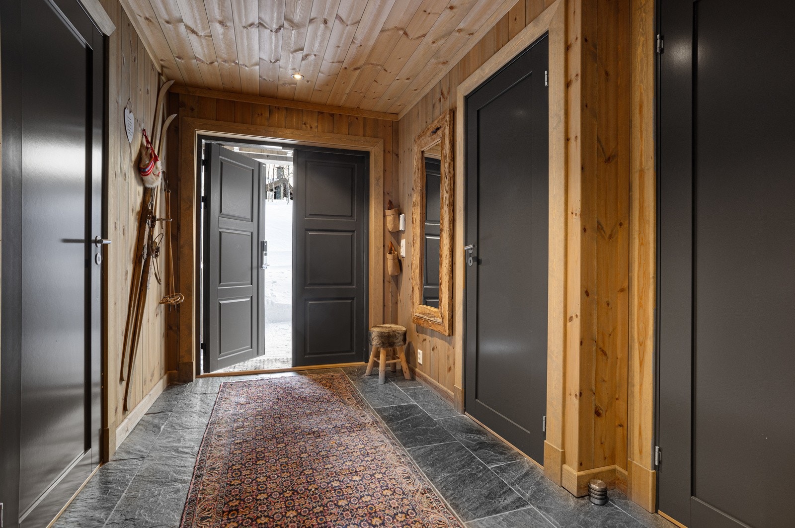 Via en flott dobbeldør kommer man inn til entré/hall. Rommet er meget innbydende og gir deg med ett følelsen av kvalitet Galleribilde