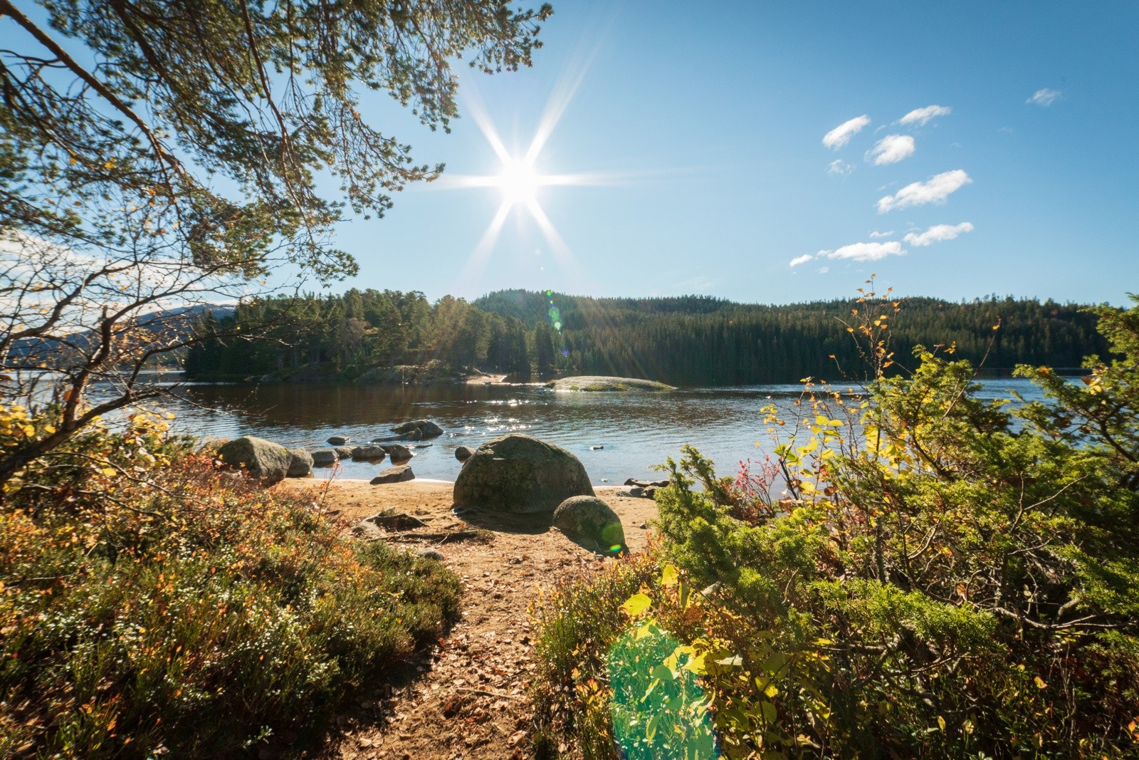 Det finnes flere flotte bdestrender og fiskevann på Rauland. Her er Fagerstrand ved Austbø Hotell Galleribilde