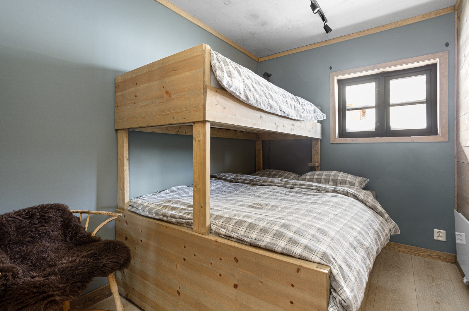 Alle soverommene er innredet med familiekøyer med skuffer under for lagring av tøy Galleribilde