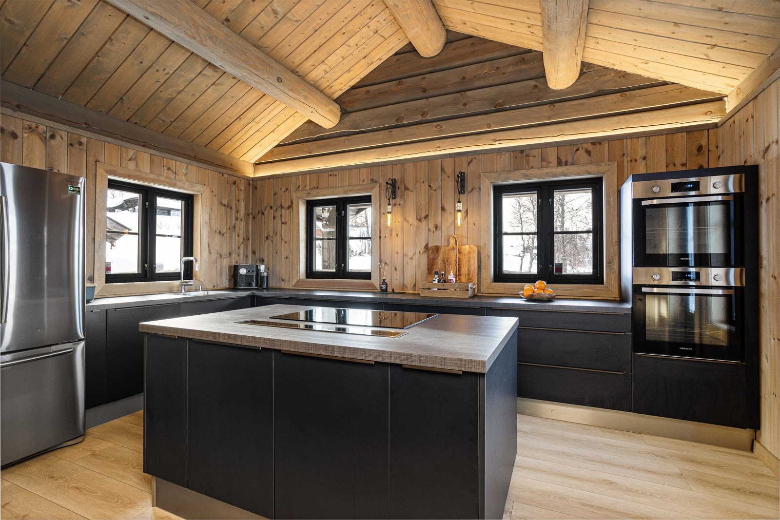 Nydelig kjøkkeninnredning i en moderne, sort utførelse. Benkeplate i laminat med benkebeslag i stål Galleribilde