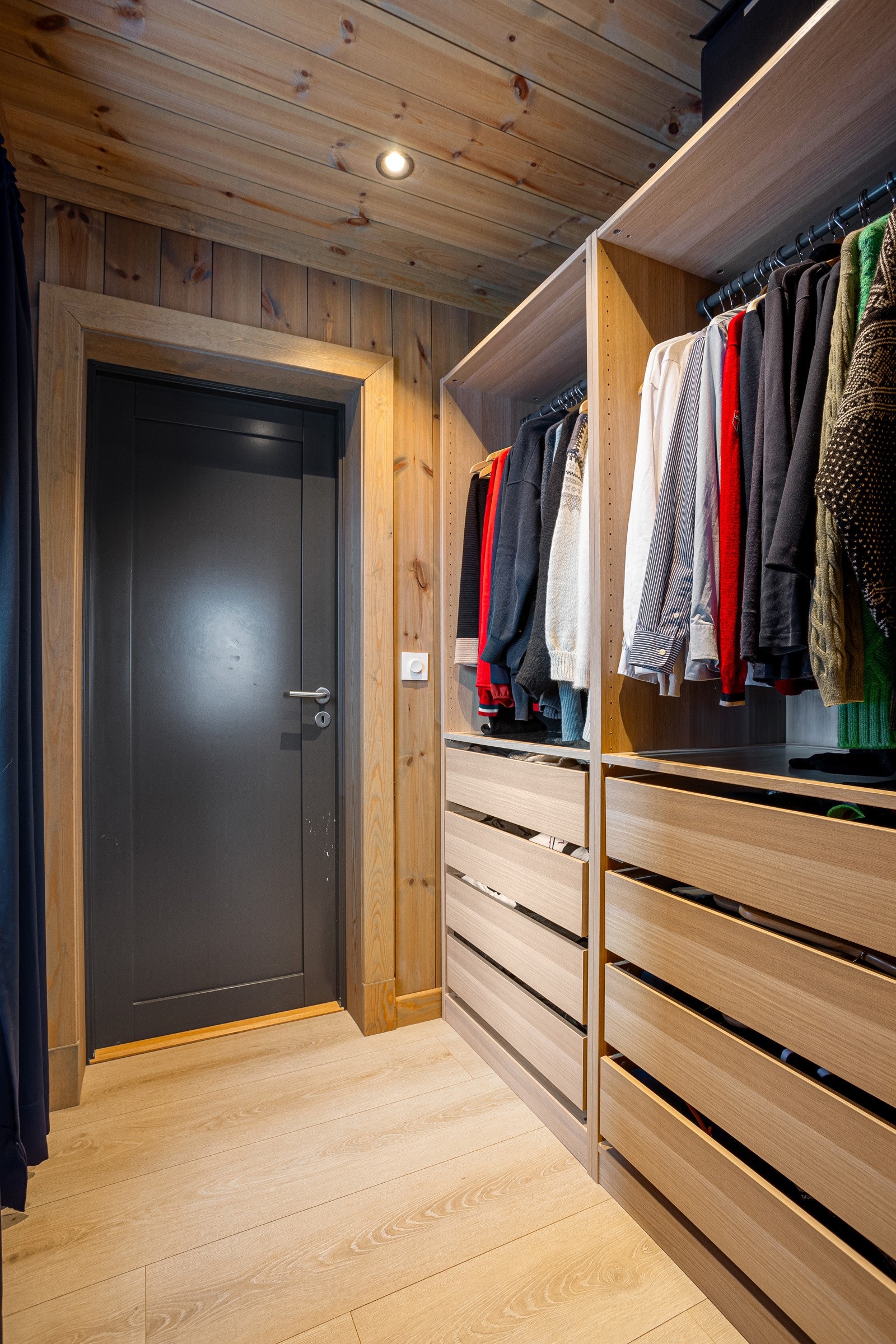 Plassbygget garderobeløsning gir godt med oppbevaringsplass Galleribilde