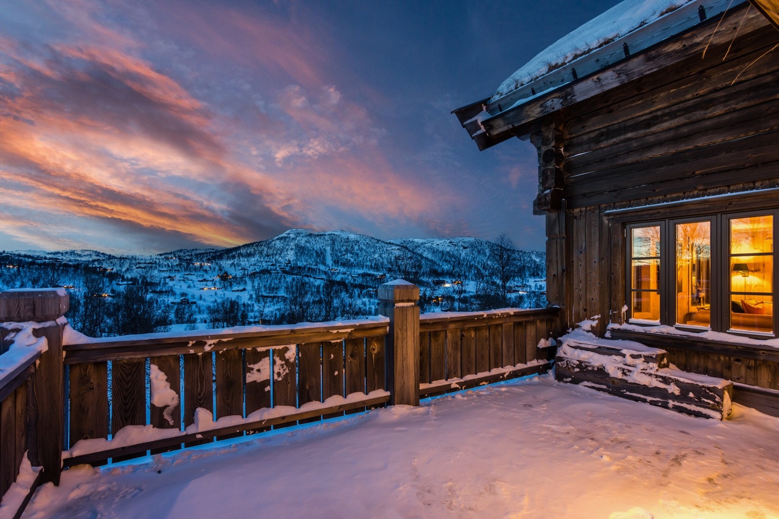 Eiendommen ligger hele 971 meter over havet og har fri utsikt over høyfjellsterrenget og fjellene Galleribilde