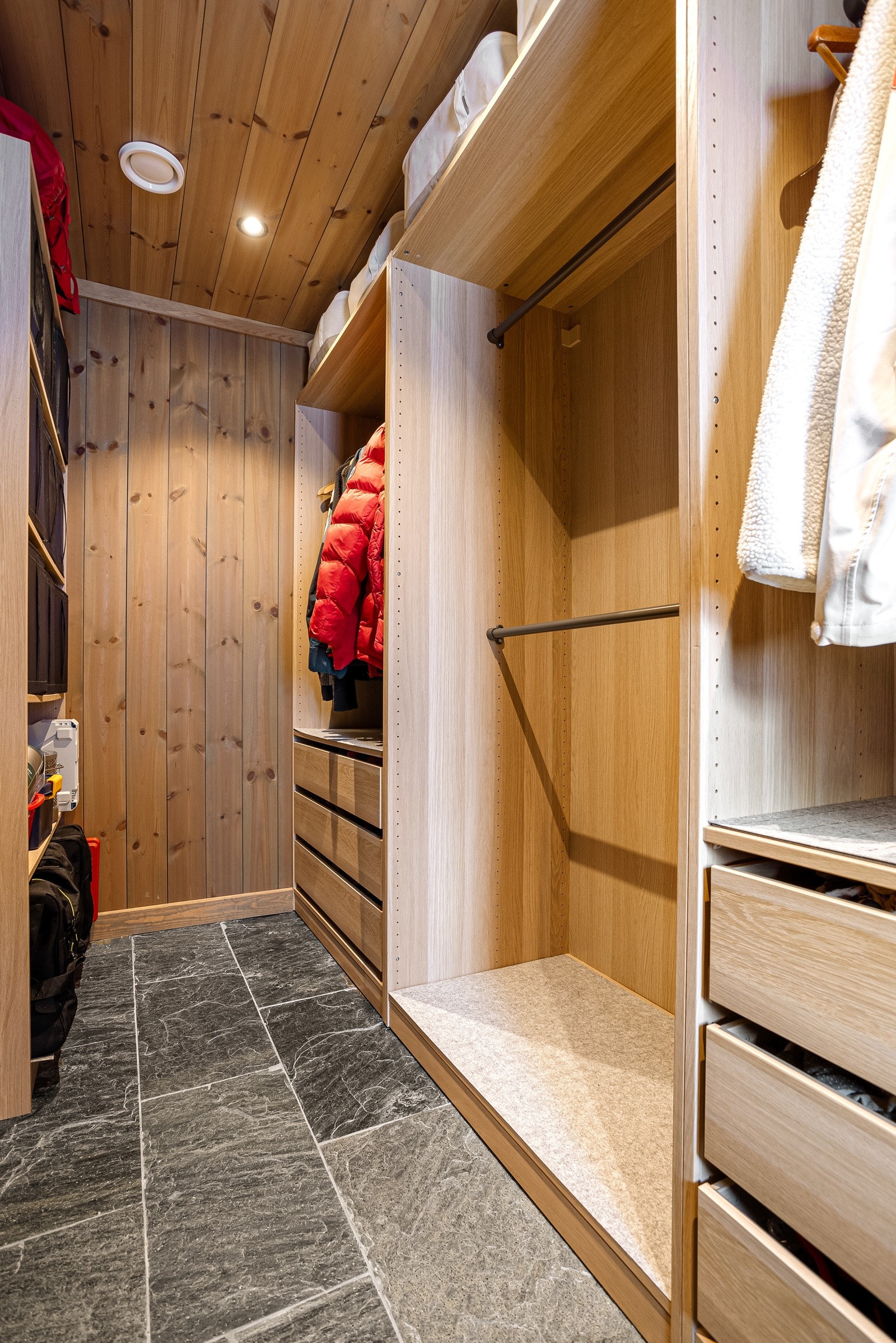 Fra entréen har man direkte adkomst inn til et svært praktisk og romslig garderoberom med plass til alt av yttertøy Galleribilde