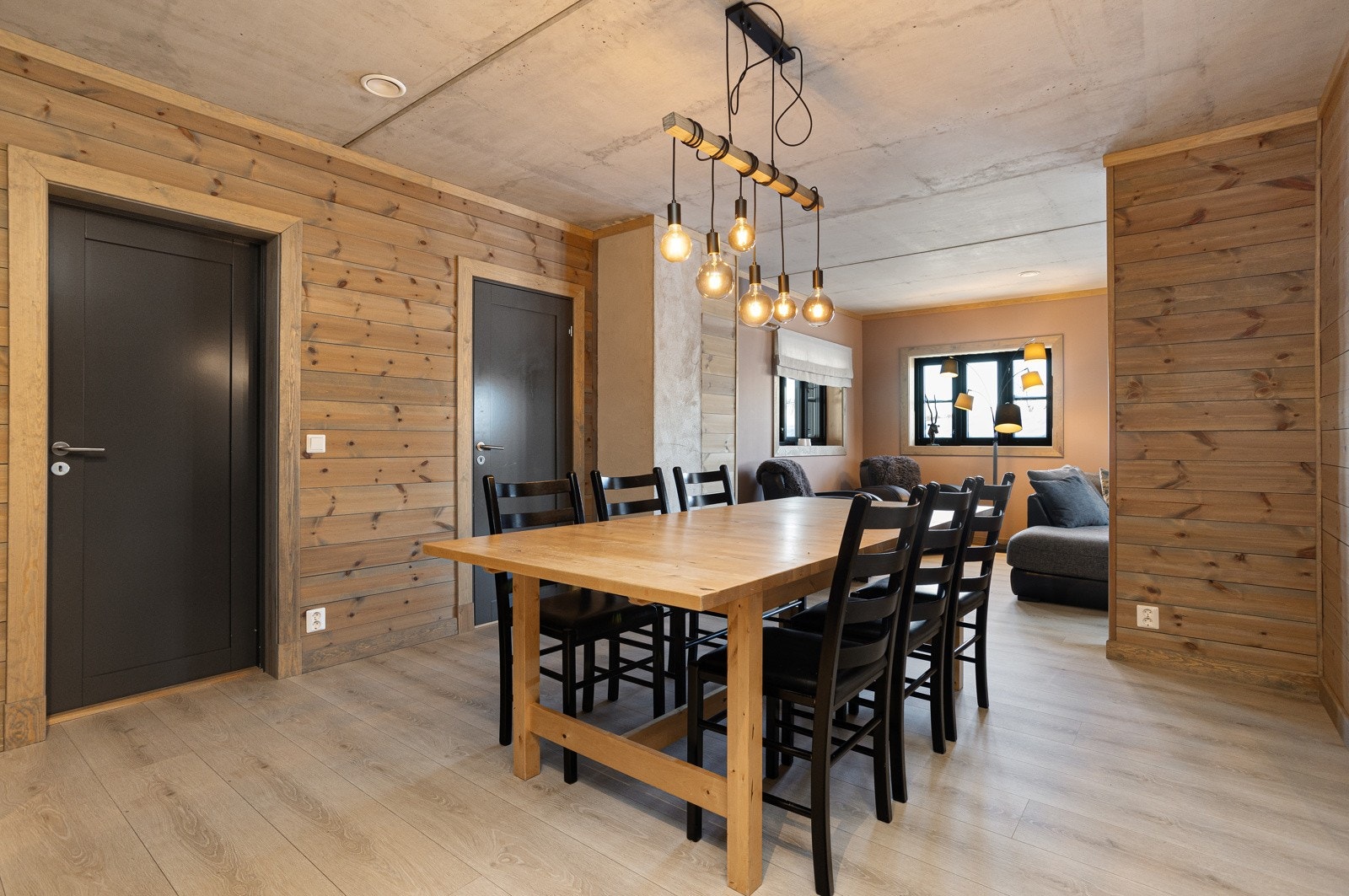 God plass til spisemøblement i tilknytning til kjøkken, slik at man kan lage mat og samhandle med gjester/familien. Galleribilde