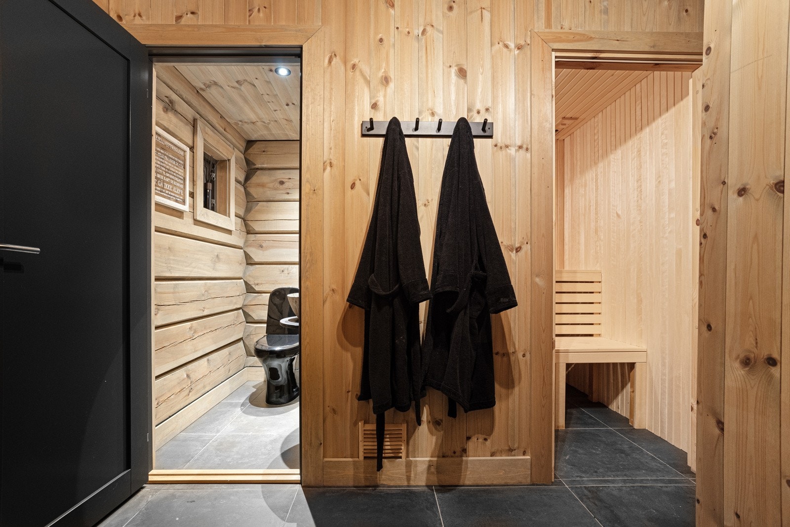 I tillegg til hytta er det ført opp et anneks/badehus hus som inneholder toalettrom, dusj og badstue Galleribilde