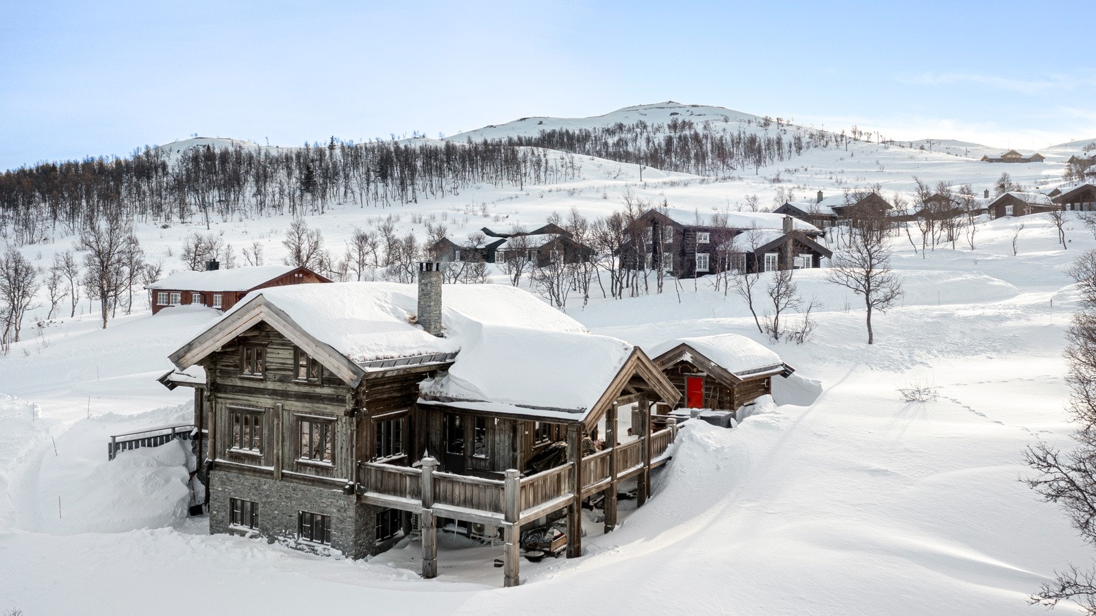 Eiendommen har med andre ord en fantastisk plassering, og med hele 1.4 mål tomt er man sikret en usjenert beliggenhet, samt en eventyrlig og åpen utsikt Galleribilde