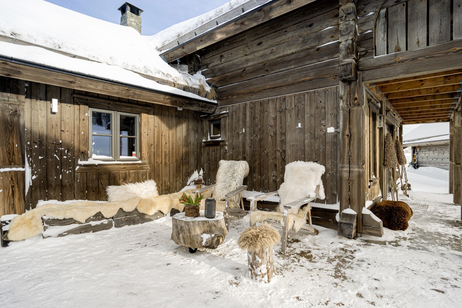 Lun og meget solrik uteplass. Eiendommen har perfekt solforhold og flere lune solkroker Galleribilde