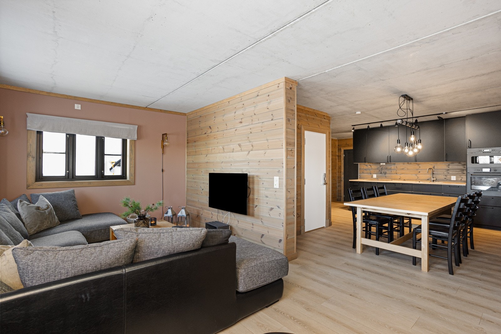 Underetasjen har kjøkken, bad, soverom, egen inngang og egen branncelle slik at denne etasjen kan avstenges og benyttes som en separat leilighet Galleribilde