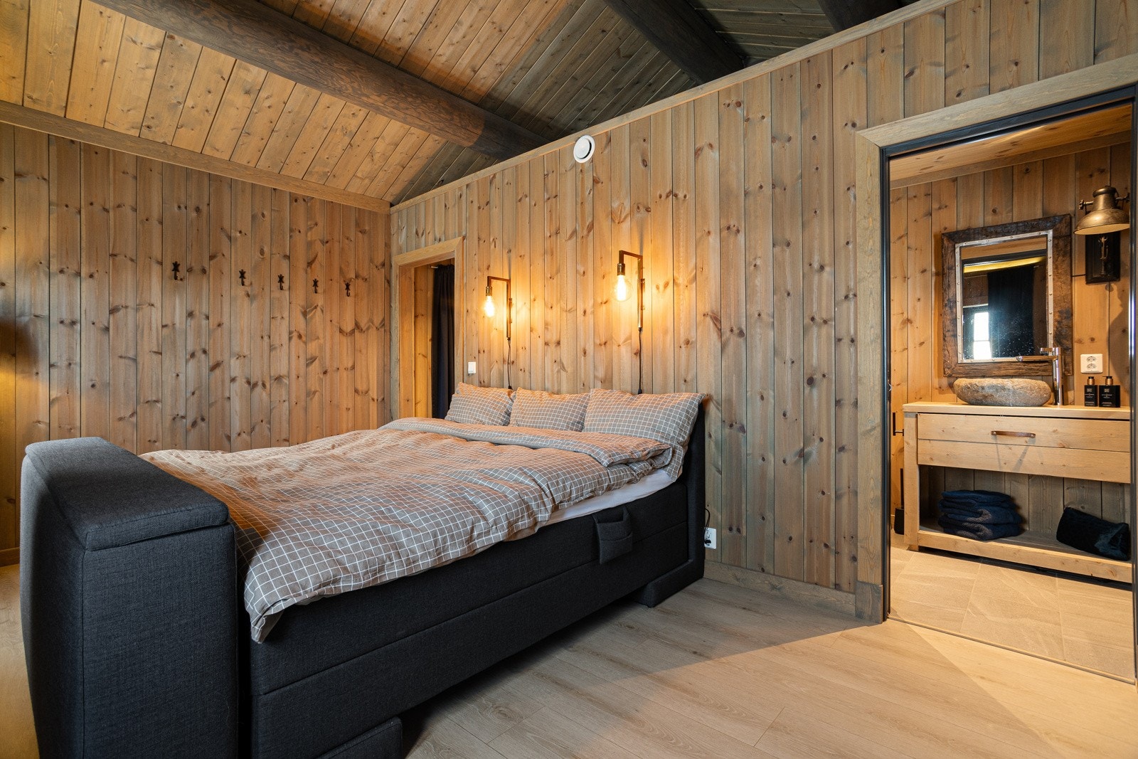 Hovedsoverommet ligger privat til i 1. etasje av hytta. Soverommet gir deg hotell-følelsen og et innblikk i komfort og velvære. Soverommet har samtidig eget garderoberom Galleribilde