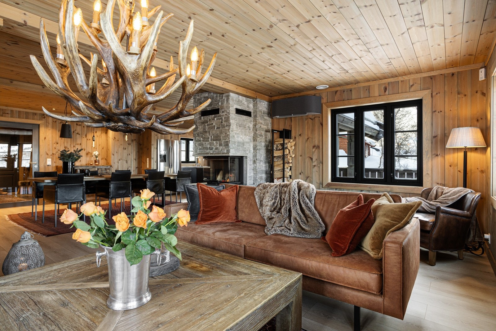 Fra hallen kommer man inn i storslått stue Galleribilde